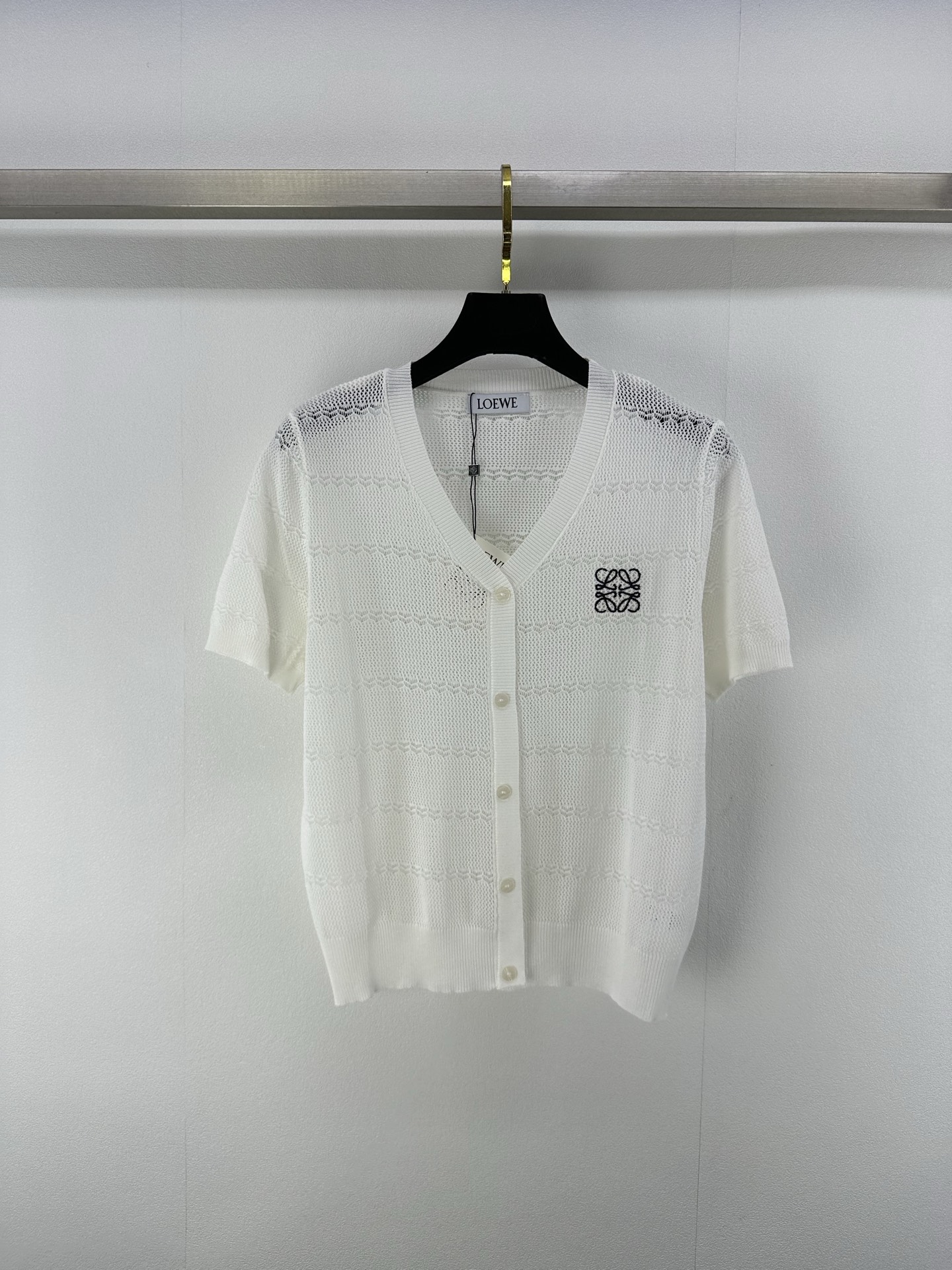 NO:420809,Loew* New details 25 Spring and summer latest hollow v-neck short sleeves!  The fabric is delicate and soft, sagging and refreshing, exquisite knitted short-sleeved style, embroidered with letters and logo patterns on the chest, strong retro college style, playful and age-reducing, easy to control when traveling or gatherings!  2 color 3 code SML, loewe, T-shirt, alexander wang19860909loew*上新细节 25 春夏最新镂空v领短袖！ 面料细腻柔软 垂顺冰爽 精致针织短袖版型 胸前刺绣点缀字母徽标图案 复古学院风格强烈 俏皮减龄显白 日常出行或轻松聚会轻松驾驭！ 2色3码SML,,loewe,T-shirt,alexander wang,Women's clothing