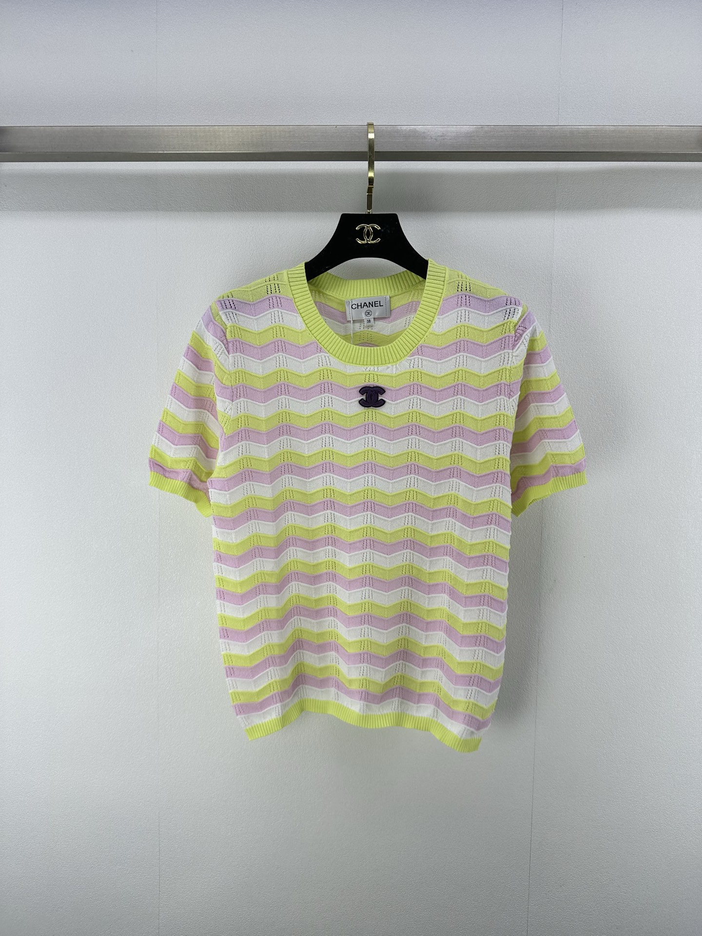 NO:420820,Chane* New Details 25 Summer New Contrast Wave Mist Knitted Short Sleeves!  Customized YB imported blended material, high-quality texture and comfortable knitted short-sleeved top cut, brand iconic embroidered logo pattern on the chest highlights the high-end feeling of outfit, elastic and elastic, more refined, slimming outfit, full of relaxation and tone, light luxury and fashionable temperament, you can wear it alone and layer it!  1 color 3 code SML, chanel, T-shirt, alexander wang19860909Chane*上新细节 25 夏季新款撞色波浪纹针织短袖！定制YB进口混纺材质 质感高级舒适 针织短袖上衣剪裁 胸前品牌标志性刺绣徽标图案 凸显穿搭高级感 弹性松紧更显精致 穿搭显瘦 尽显松弛调性 轻奢时髦气质 单穿叠穿均可！ 1色3码SML,,chanel,T-shirt,alexander wang,Women's clothing