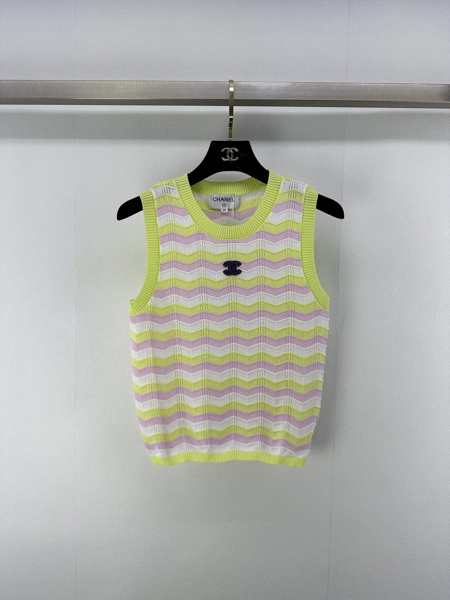 NO:420831,Chane* New Details 25 New Contrast Wave Mist Knitted Vest for Summer!  Customized YB imported blended material, high-quality texture and comfortable knitted vest tailoring, brand iconic embroidered logo pattern on the chest highlights the high-end feeling of outfit, elastic and elastic, more refined, slimming outfit, full of relaxation and tone, light luxury and fashionable temperament, you can wear it alone and layer it!  1 color 3 code SML, chanel, alexander wang19860909Chane*上新细节 25 夏季新款撞色波浪纹针织背心！定制YB进口混纺材质 质感高级舒适 针织背心剪裁 胸前品牌标志性刺绣徽标图案 凸显穿搭高级感 弹性松紧更显精致 穿搭显瘦 尽显松弛调性 轻奢时髦气质 单穿叠穿均可！ 1色3码SML,,chanel,alexander wang,Women's clothing