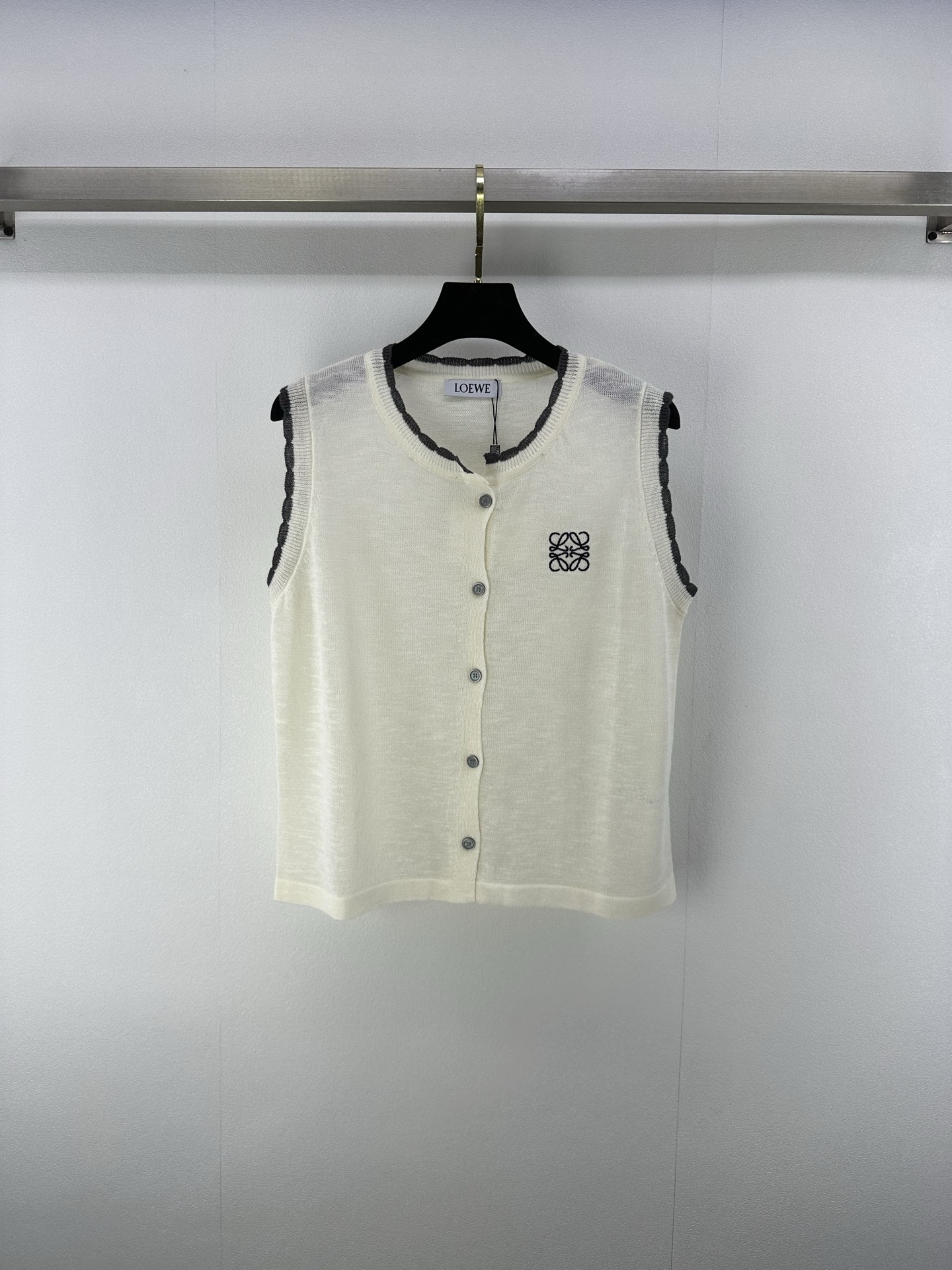 NO:420842,Loew* New Details 25 Spring and Summer Latest Hollow Knit Round Neck Vest!  Custom blended yarn weaving, high-quality texture, gloss and comfortable, knitted round-neck vest top cut, all-in-one is interwoven with hollow crochet texture, highlighting the high-end feeling of outfit, lace outlined on the neckline, showing the slack tone, contrasting color logo on the chest, highlighting the light luxury and fashionable temperament!  2 color 3 code SML, loewe, alexander wang19860909Loew* 上新细节 25 春夏最新镂空针织圆领背心！定制混纺纱线织造 质感高级 光泽舒适 针织圆领背心上衣剪裁 通体利用镂空钩针肌理交织 凸显穿搭高级感 领口花边勾勒 尽显松弛调性 胸前撞色徽标 凸显轻奢时髦气质！ 2色3码SML,,loewe,alexander wang,Women's clothing