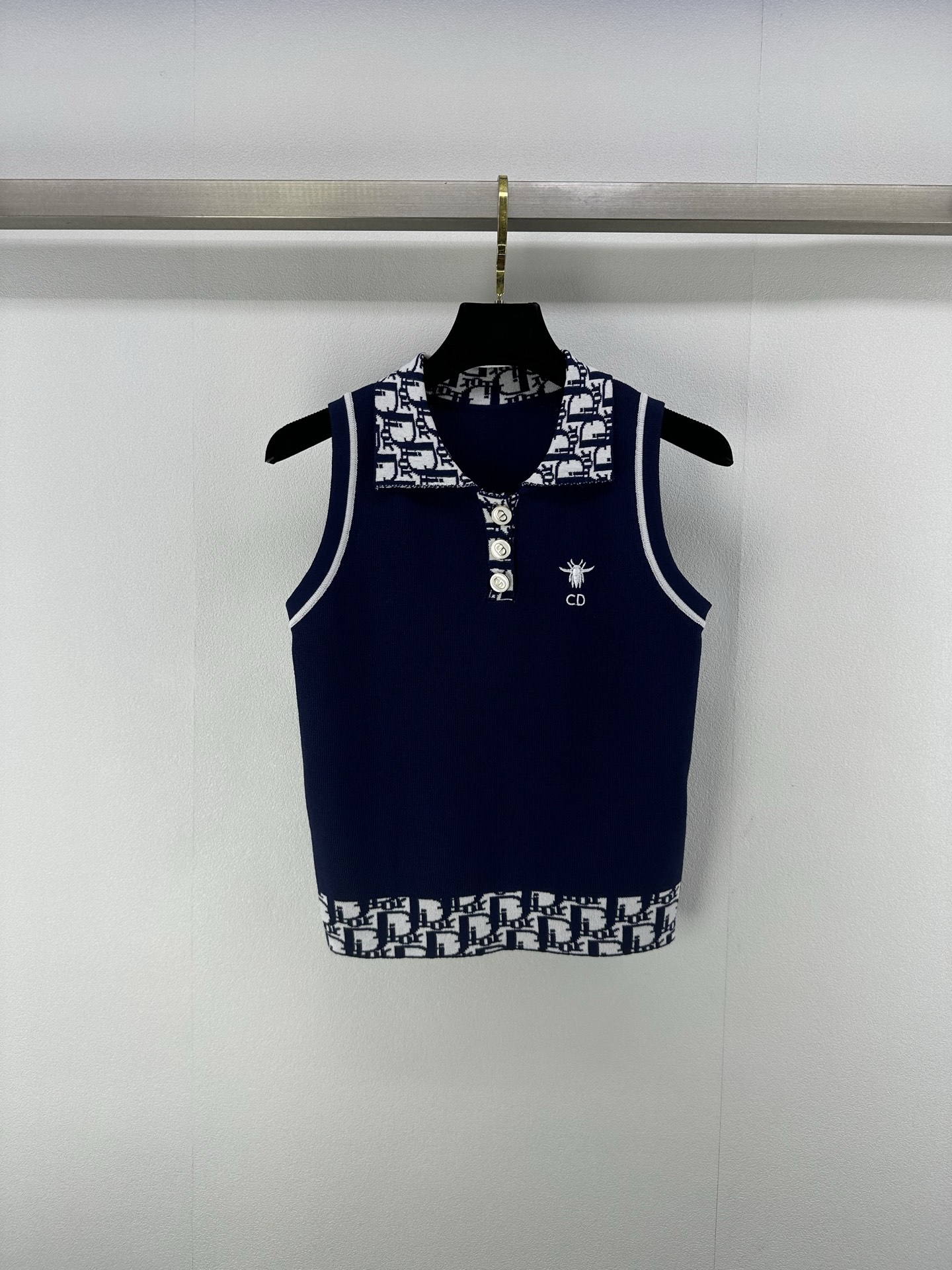 NO:420762,Dio* new details 25 spring and summer new lapel full-print vest collar full-print design letter embroidery contrasting colors everyday commuting and travel soft and comfortable skin-friendly 3 colors 3 codes SML, dior, alexander wang19860909Dio*上新细节 25 春夏新款翻领满印背心 衣领满印设计 字母刺绣撞色 日常通勤出行百搭款 柔软舒适亲肤 3色3码SML,,dior,alexander wang,Women's clothing