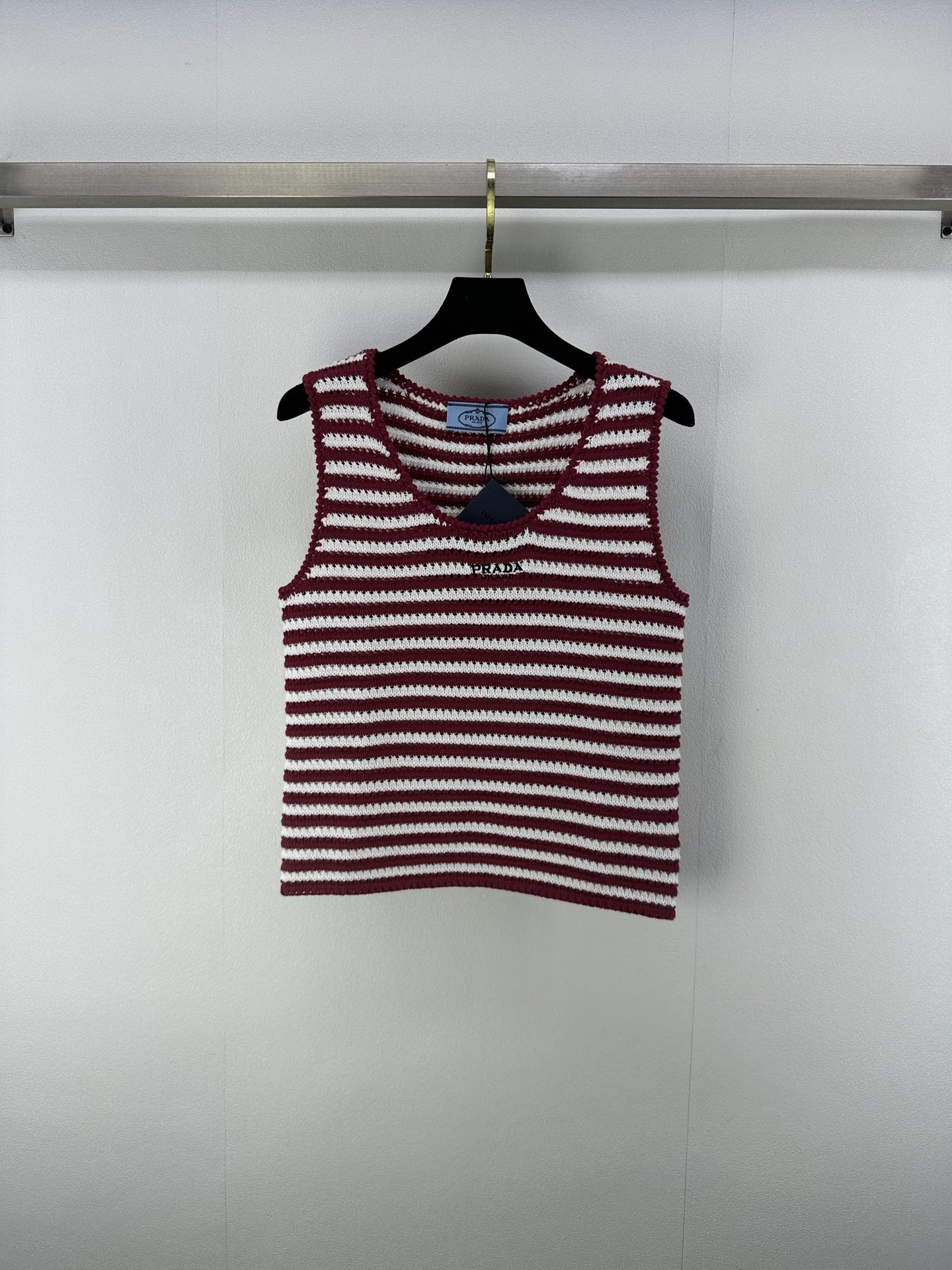 NO:417809,New details on Prad* 25 New summer striped knitted vest Classic black and white Wine red striped color scheme Delicate knitted texture V-neck design Simple and elegant Brand logo embellishment Simple and advanced Suitable for a variety of dressing scenes 2 colors 3 codes SML, prada, alexander wang19860909Prad*上新细节 25 夏季新款条纹针织背心 经典黑白 酒红条纹配色 编织纹理细腻 V领设计简约大方 品牌标识点缀 简约又高级 适配多种穿搭场景 2色3码SML,,prada,alexander wang,Women's clothing