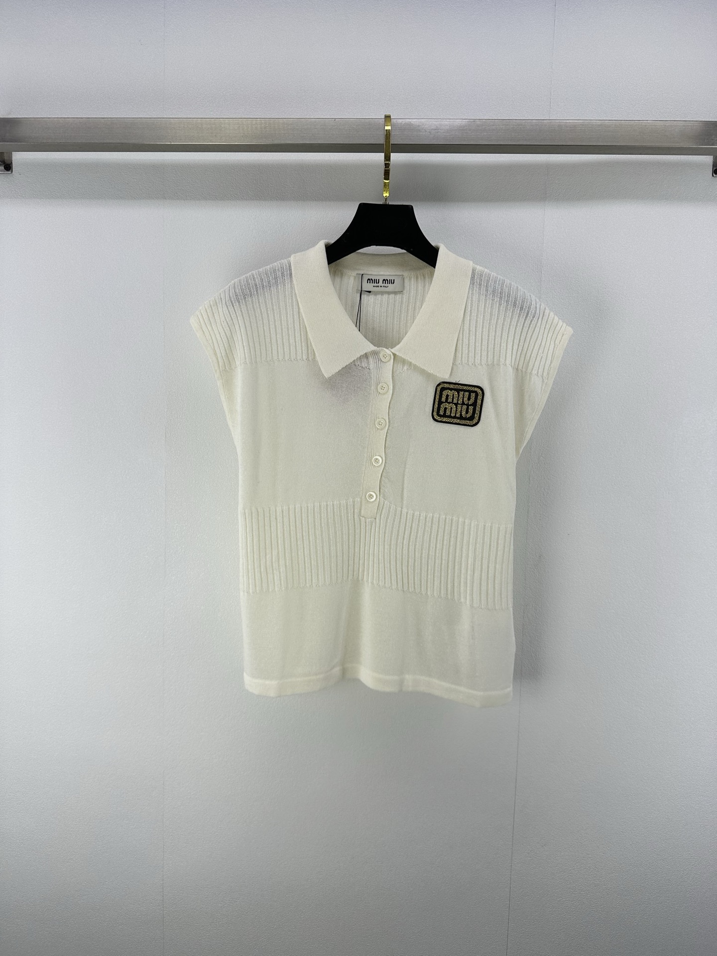 NO:420771,New details on MiuMi* 25 Spring and Summer Lapel Knitted Vest!  Positioning logo, custom wool yarn weaving, high-quality texture, gloss and comfortable, knitted lapel half-pallet top cut, all-in-one using crochet texture to outline fine texture patterns, highlight the high-end feeling of outfits, and fully relaxed tone. The first choice for fashionable outfits in all seasons!  2 colors 3 codes SML, miumiu, alexander wang19860909MiuMi*上新细节 25 春夏最新翻领针织背心！定位徽标logo 定制羊毛纱线织造 质感高级 光泽舒适 针织翻领半开襟上衣剪裁 通体利用钩针肌理交织 勾勒出细密纹理图案 凸显穿搭高级感 尽显松弛调性 四季时尚穿搭首选！ 2色3码SML,,miumiu,alexander wang,Women's clothing