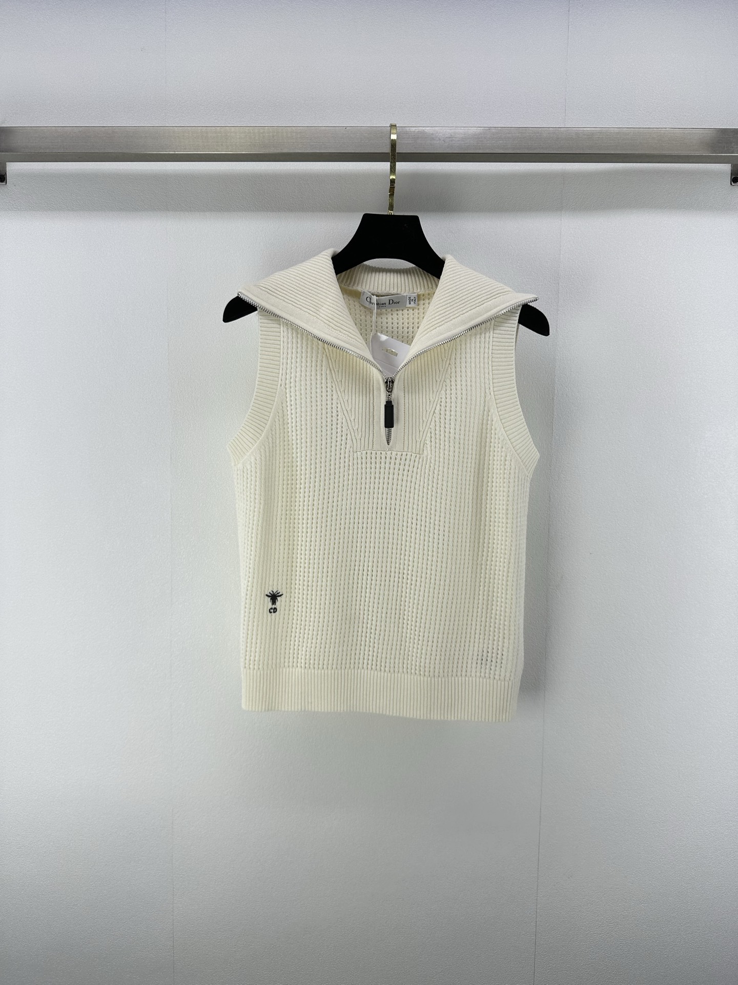 NO:420780,New details on Dio* 25 Spring and Summer New Semi-zipper Vest Positioning Little Bee Logo Slim on the upper body and super white skin Customized jacquard craftsmanship Low-key luxury! A must-have item for fashionable things unlocks all outfits! Classic items are fashionable and high-end, and the classic style is versatile and not picky! 2 colors 3 codes SML, dior, alexander wang19860909Dio*上新细节 25 春夏新款半拉链背心 定位小蜜蜂徽标 上身显瘦超級显肤白 定制提花工艺 低调奢华！ 时髦精必备单品解锁所有穿搭！经典单品时髦又高级 经典版型百搭不挑人！ 2色3码SML,,dior,alexander wang,Women's clothing