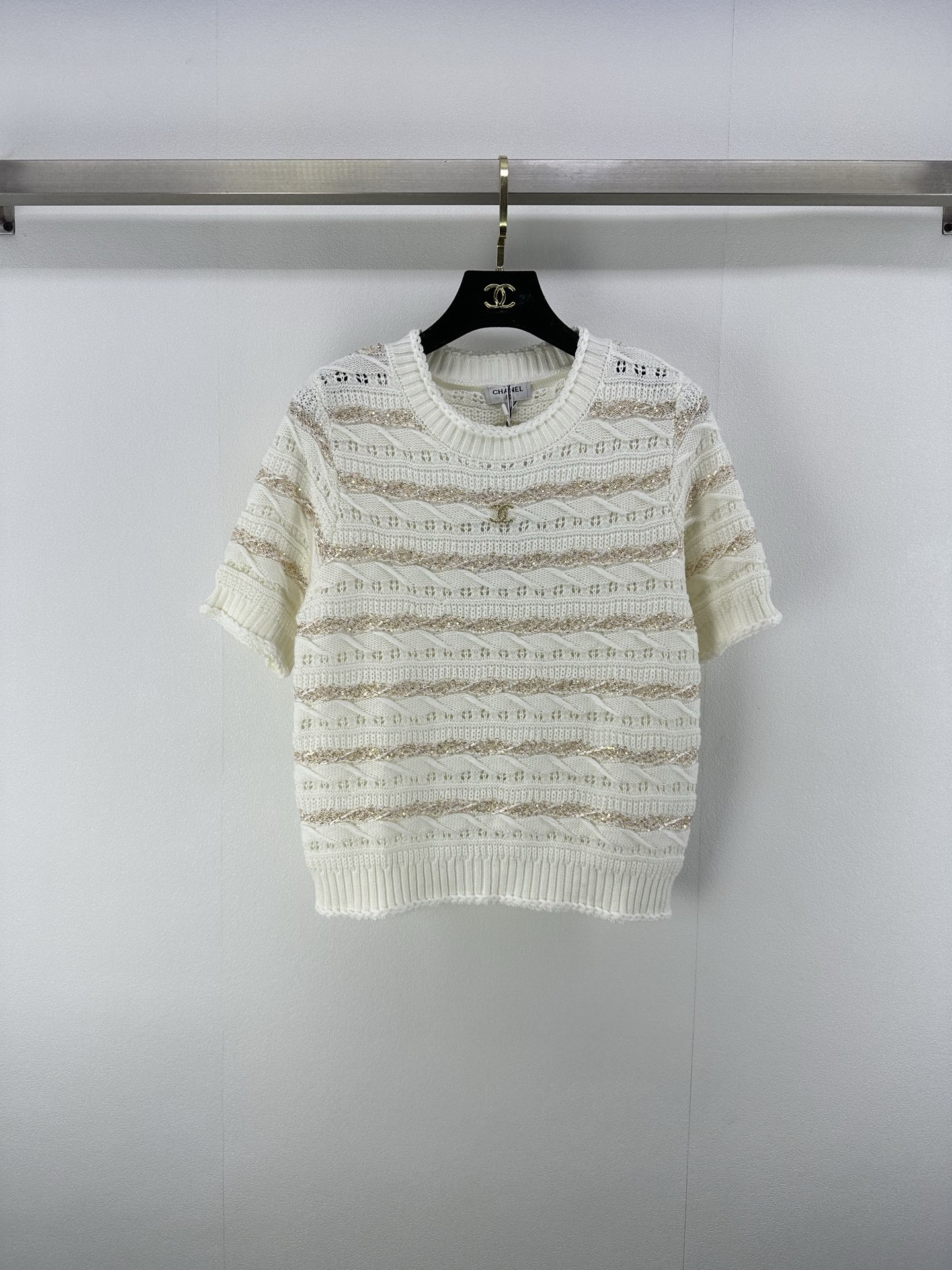 NO:419252,CHANE* New Details 25 Spring and Summer Latest Gold Wire Round Neck Short Sleeves!  Custom imported yarn weaving, high-quality texture, breathable and comfortable, knitted round neck cut, the whole body is interwoven with fine crochet texture, outlines the hollow pattern pattern, interspersed with gold wire beads, shines and charming, highlighting the high-end feeling of outfit, loose and slightly transparent, and makes the body look loose and slimming. The style is loose and inclusive, showing the relaxed tone. The double C logo on the chest highlights the light luxury and fashionable temperament!  2 color 3 code SML, chanel, T-shirt, alexander wang19860909CHANE* 上新细节 25 春夏最新金丝圆领短袖！定制进口纱线织造 质感高级 透气舒适 针织圆领剪裁 通体利用细密钩针肌理交织 勾勒出镂空花纹图案 穿插金丝珠片闪耀迷人 凸显穿搭高级感 宽松微透更显瘦 版型宽松包容身材 尽显松弛调性 胸前双C徽标 凸显轻奢时髦气质！ 2色3码SML,,chanel,T-shirt,alexander wang,Women's clothing