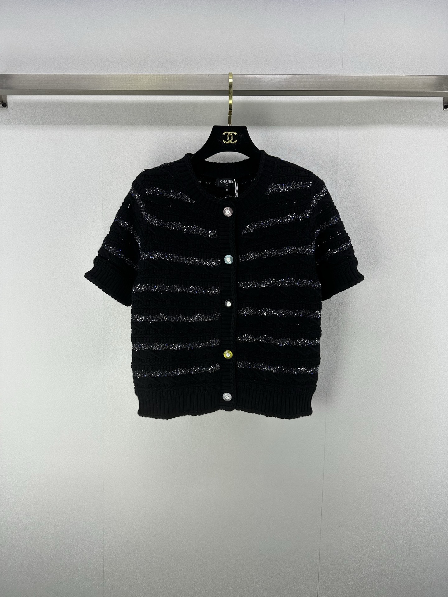 NO:419258,CHANE* New Details 25 Spring and Summer Latest Gold Wire Cardigan Short Sleeve!  Custom imported yarn weaving, high-quality texture, breathable and comfortable, short-sleeved knitted cardigan cut, the whole body is interwoven with fine crochet texture, outlines the hollow pattern, interspersed with gold wire beads, shines and charming, highlighting the high-end feeling of outfit, loose and slightly transparent, and makes the body look slim, showing the loose tone, dopamine logo buttons highlight the light luxury and fashionable temperament!  2 color 3 code SML, chanel, T-shirt, alexander wang19860909CHANE* 上新细节 25 春夏最新金丝开衫短袖！定制进口纱线织造 质感高级 透气舒适 针织开衫短袖剪裁 通体利用细密钩针肌理交织 勾勒出镂空花纹图案 穿插金丝珠片闪耀迷人 凸显穿搭高级感 宽松微透更显瘦 版型宽松包容身材 尽显松弛调性 多巴胺logo纽扣 凸显轻奢时髦气质！ 2色3码SML,,chanel,T-shirt,alexander wang,Women's clothing