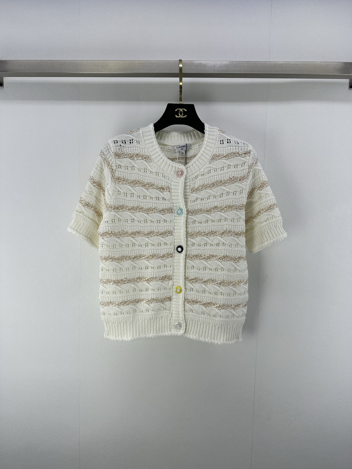 NO:419268,CHANE* New Details 25 Spring and Summer Latest Gold Wire Cardigan Short Sleeve!  Custom imported yarn weaving, high-quality texture, breathable and comfortable, short-sleeved knitted cardigan cut, the whole body is interwoven with fine crochet texture, outlines the hollow pattern, interspersed with gold wire beads, shines and charming, highlighting the high-end feeling of outfit, loose and slightly transparent, and makes the body look slim, showing the loose tone, dopamine logo buttons highlight the light luxury and fashionable temperament!  2 color 3 code SML, chanel, T-shirt, alexander wang19860909CHANE* 上新细节 25 春夏最新金丝开衫短袖！定制进口纱线织造 质感高级 透气舒适 针织开衫短袖剪裁 通体利用细密钩针肌理交织 勾勒出镂空花纹图案 穿插金丝珠片闪耀迷人 凸显穿搭高级感 宽松微透更显瘦 版型宽松包容身材 尽显松弛调性 多巴胺logo纽扣 凸显轻奢时髦气质！ 2色3码SML,,chanel,T-shirt,alexander wang,Women's clothing