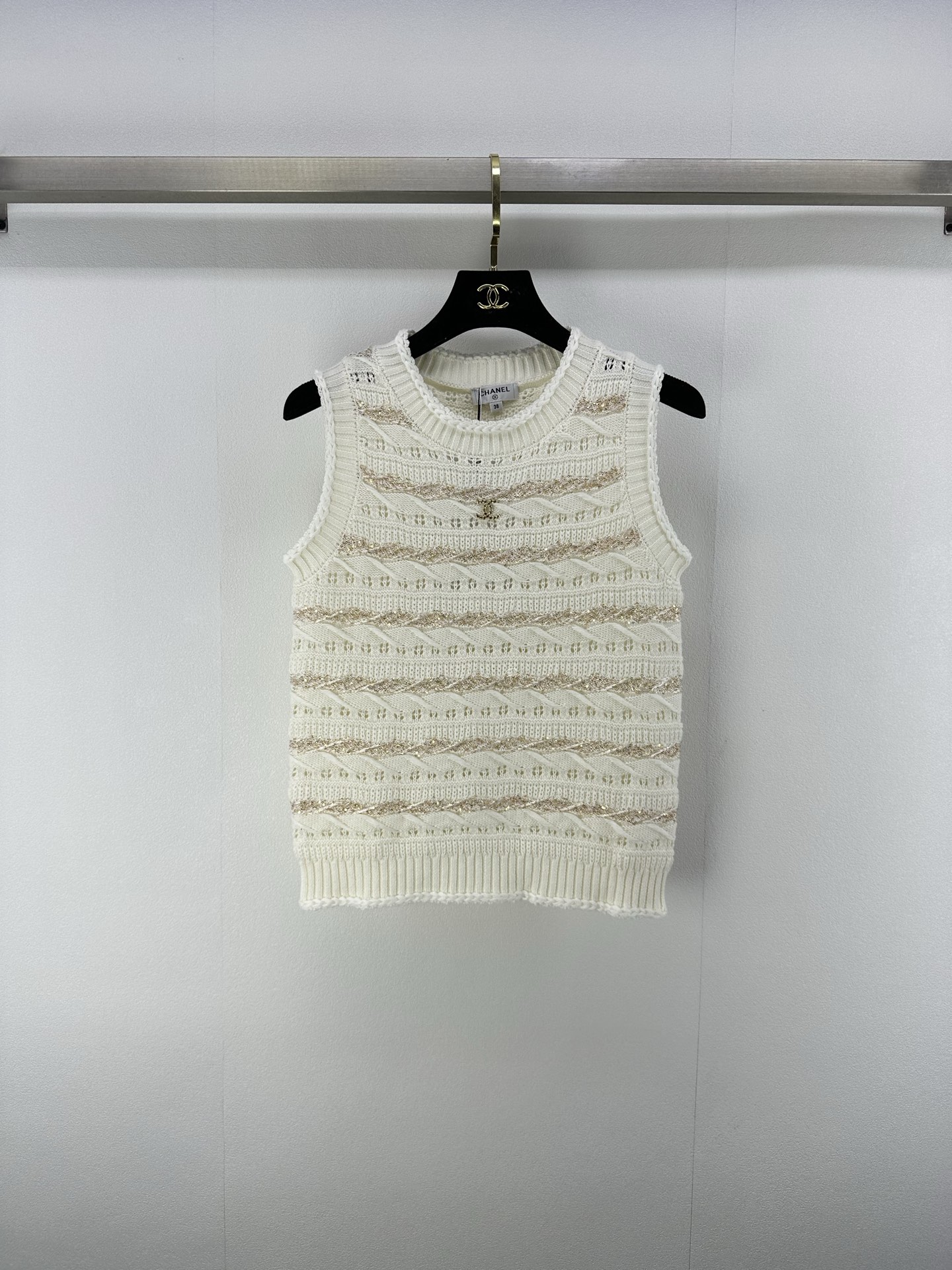 NO:420766,CHANE* New Details 25 Spring and Summer Latest Gold Wire Round Neck Vest!  Custom imported yarn weaving, high-quality texture, breathable and comfortable, knitted round neck vest cut, the whole body is interwoven with fine crochet texture, outlines the hollow pattern pattern, interspersed with gold wire beads, shines and charming, highlighting the high-end feeling of outfit, loose and slightly transparent, and makes the body look slim, showing the loose tone, the double C logo on the chest highlights the light luxury and fashionable temperament!  2 colors 3 codes SML, chanel, alexander wang19860909CHANE* 上新细节 25 春夏最新金丝圆领背心！定制进口纱线织造 质感高级 透气舒适 针织圆领背心剪裁 通体利用细密钩针肌理交织 勾勒出镂空花纹图案 穿插金丝珠片闪耀迷人 凸显穿搭高级感 宽松微透更显瘦 版型宽松包容身材 尽显松弛调性 胸前双C徽标 凸显轻奢时髦气质！ 2色3码SML,,chanel,alexander wang,Women's clothing