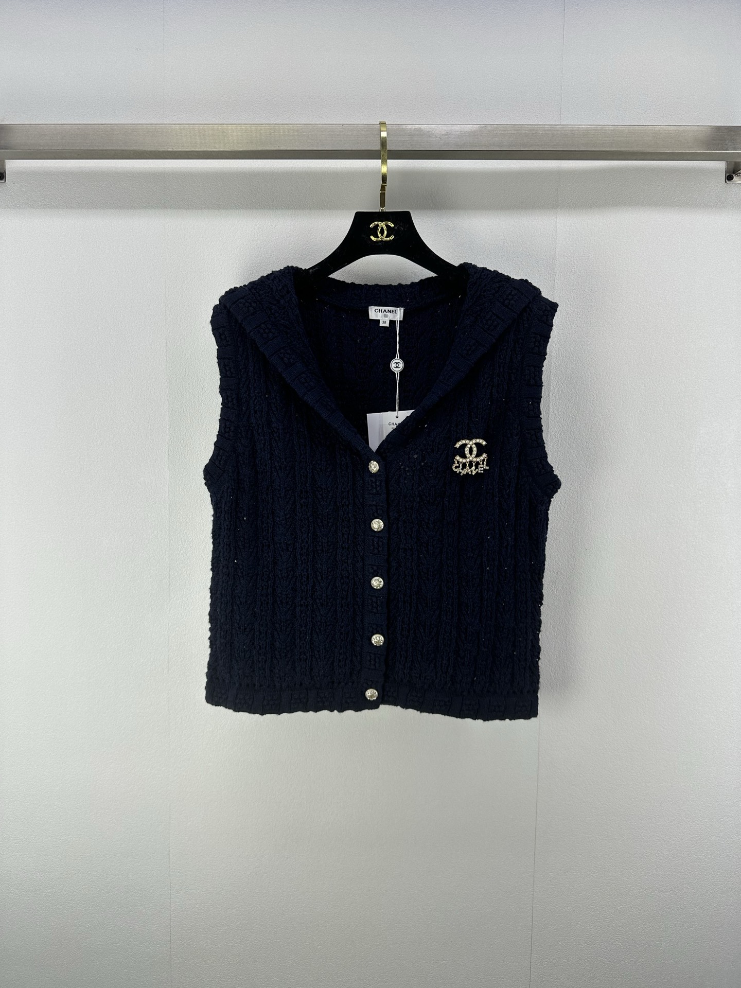 NO:417815,Chane* new details 25 New summer knitted rear shawl cardigan vest classic elements and exquisite craftsmanship perfectly intertwined Delicate woven textures Matched with shining buttons Delicate and exquisite white pure pink soft dark blue calm diverse colors to meet different style needs One-on-one or layered can all show luxurious style at the festival 3 colors and 3 codes SML, chanel, shawls, alexander wang19860909Chane*上新细节 25 夏季新款针织后披肩开衫背心 经典元素与精湛工艺完美交织 细腻编织纹理 搭配闪耀纽扣 精致考究 白色纯净 粉色柔美 藏蓝沉稳 多样色彩满足不同风格需求 单穿或叠搭 皆能于节处彰显奢华格调 3色3码SML,,chanel,shawls,alexander wang,Women's clothing