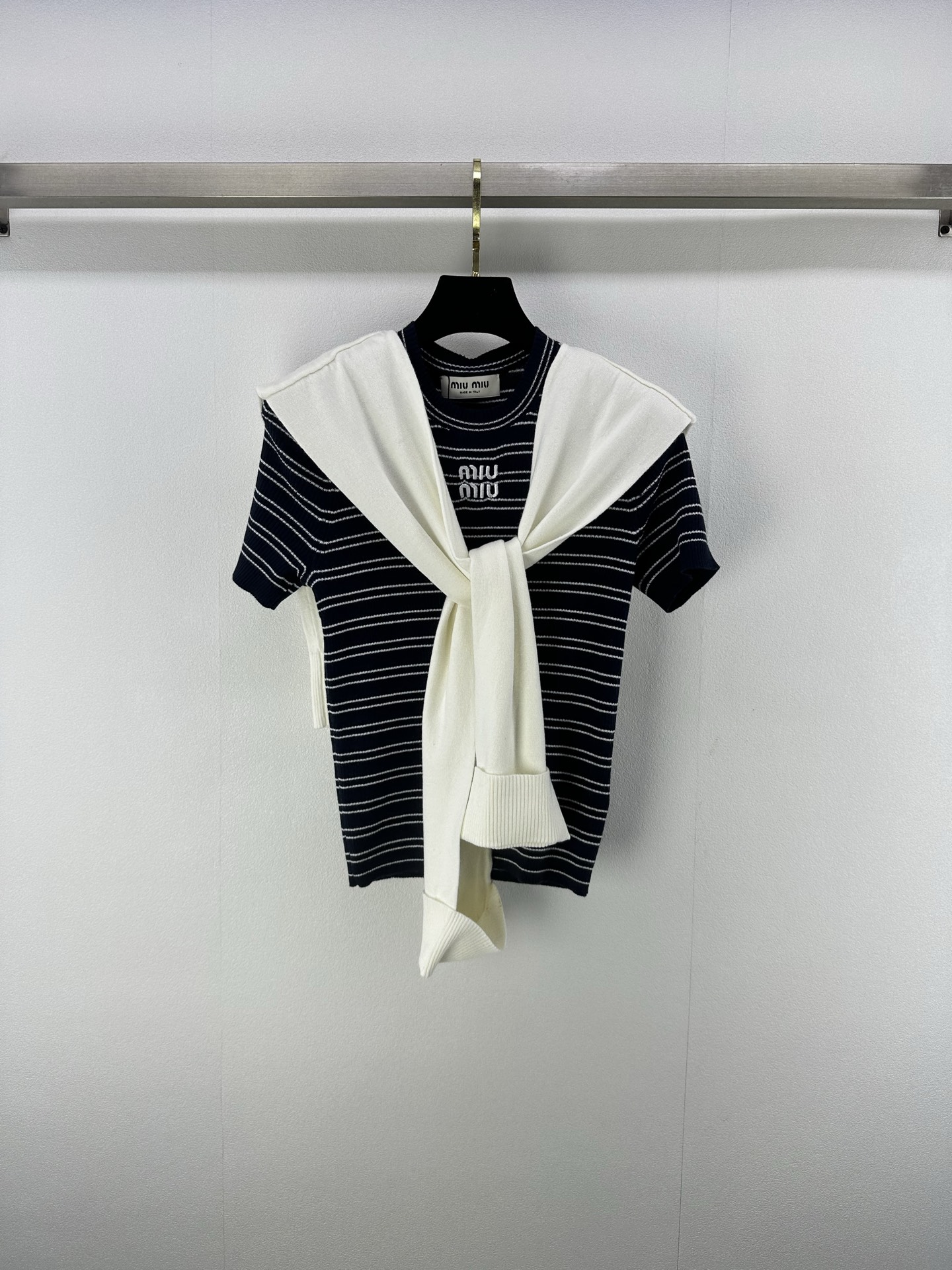 NO:422304,Miumi* new details 25 Spring and summer new two-piece shawl short sleeves, detachable shawl, the upper body is particularly elegant, contrasting color logo embroidery classic fashionable and versatile!  Summer cold fabric 2 colors 3 codes SML, miumiu, T-shirt, shawls, alexander wang19860909Miumi*上新细节 25 春夏新款两件套披肩短袖 可拆卸披肩 上身特别显气质 撞色款logo刺绣经典时尚百搭！夏日冰凉面料 2色3码SML,,miumiu,T-shirt,shawls,alexander wang,Women's clothing