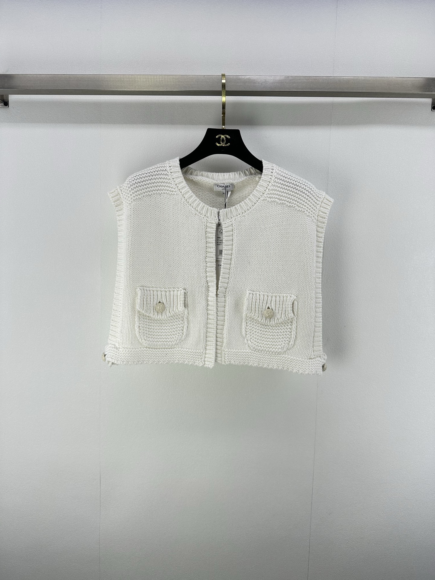 NO:430425,Chane* new details 25 New summer round neck cardigan vest custom YB cotton yarn weaving texture high-quality and comfortable round neck vest tailoring delicate crochet texture decorates the button design on the side hem of the large body. Combined with symmetrical pockets, more exquisite style and unique personality Camellia plaid button embellishment, full of brand luxury tone, rich visual effect, upper body shows light luxury and fashionable temperament, single wear can be worn 2 colors 3 codes SML, chanel, alexander wang19860909Chane*上新细节 25 夏季新品圆领开衫马甲 定制YB全棉纱线织造 质感高级舒适 圆领马甲剪裁 细致钩针纹理装饰大身侧边下摆的纽扣设计 配合对称口袋 更显版型精致 彰显个性 山茶花襟扣点缀 尽显品牌奢华调性 编织纹理丰富视觉效果 上身尽显轻奢时髦气质 单穿叠穿均可 2色3码SML,,chanel,alexander wang,Women's clothing