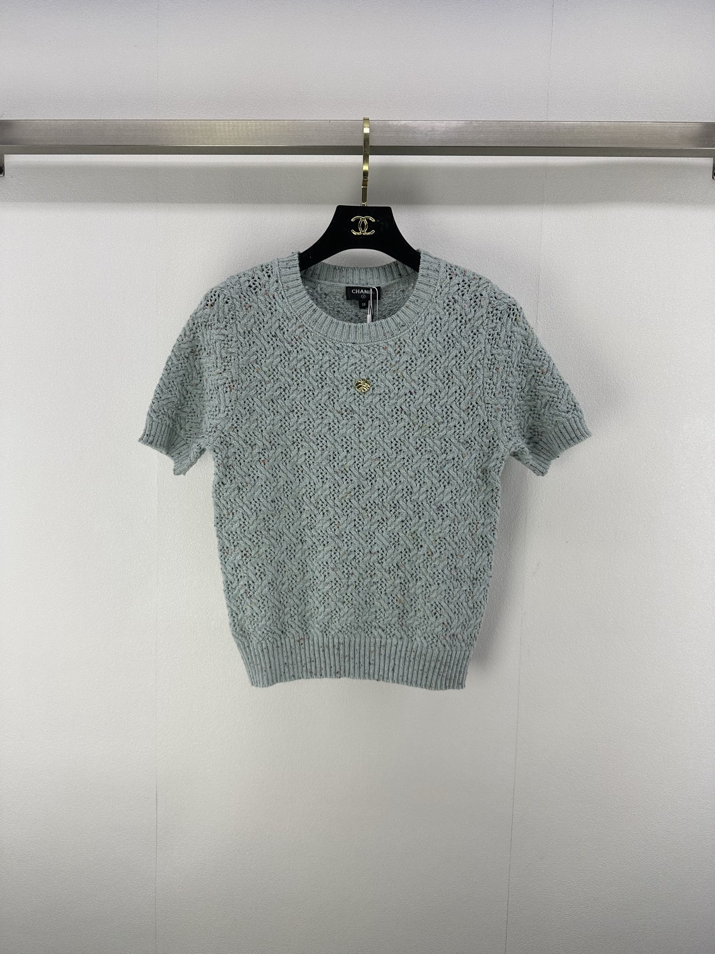 NO:430429,Chane* new details 25 New summer leaves knitted short sleeves Customized YB cashmere yarn weaving Soft and skin-friendly Comfortable and stylish Round neck short sleeves style Corner adjustment properly reveals skin beautify the proportion of head and shoulders Beautify the proportions of head and shoulders More slimming Three colors are available For regular match retro crochet patterns Relatively customized with strong retro style Customized latest leaf logo decoration on chest to show taste Elastic style highlights body playful and age-reducing whitening You can easily control it on daily travel or party 3 colors 3 codes SML, chanel, T-shirt, alexander wang19860909Chane*上新细节 25 夏季新款树叶针织短袖 定制YB羊绒纱线织造 柔软亲肤 舒适有型 圆领短袖版型 领口调节恰当露肤 美化头肩比例更显瘦 三色可选 搭配规律复古钩织花纹 复古风格强烈 胸前定制最新树叶徽标装饰 彰显品味 弹力版型突显身材 俏皮减龄显白 日常出行或聚会轻松驾驭 3色3码SML,,chanel,T-shirt,alexander wang,Women's clothing