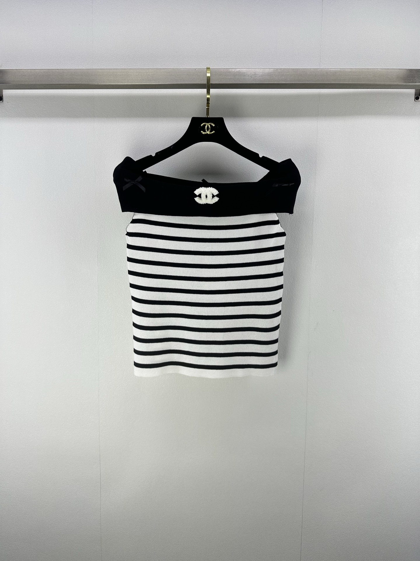 NO:431808,Chane* new details 25 new summer lapel vest with bow embellishment Tight striped knit fabric, one-shoulder lapel design perfectly reveals the clavicle and neck curves, fashionable and elegant, versatile and not picky 1 color 3 size SML, chanel, alexander wang19860909Chane*上新细节 25 夏季新款翻领背心 蝴蝶结点缀 紧密的条纹针织面料,一字肩翻领设计,完美地展露出锁骨与脖颈曲线,时髦又气质 ,百搭不挑人 1色3码SML,,chanel,alexander wang,Women's clothing