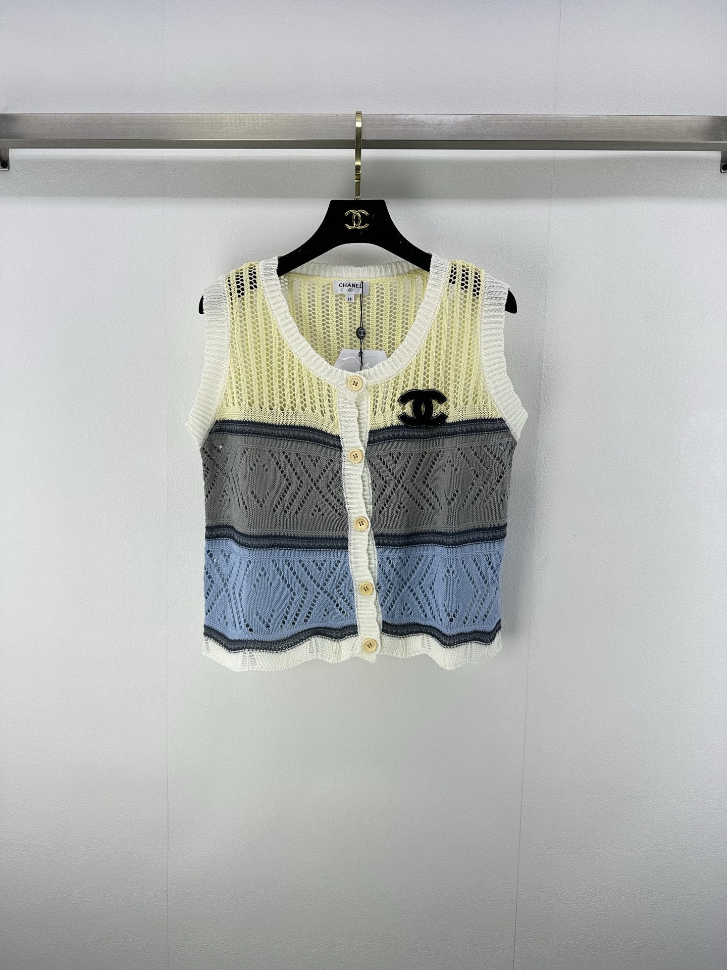 NO:432658,Chane* New Details 25 New Summer Knitted Round Neck Cardigan Vest!  Positioning contrasting logo logo, the fabric has a delicate texture. White, rich and beautiful must be used as a magical tool!  The universal and versatile version is super slim!  The round neck makes the age-reducing girl fashionable and high-end. The imported yarn texture is super comfortable!  Retro girlish temperament!  2 colors 3 codes SML, chanel, alexander wang19860909Chane*上新细节 25 夏季新款针织圆领开衫背心！定位撞色logo徽标 面料质感细腻.白富美必入神器！万能百搭版型超显瘦！圆领减龄少女时髦又高级.进口纱线质感超舒适！复古少女气质！ 2色3码SML,,chanel,alexander wang,Women's clothing