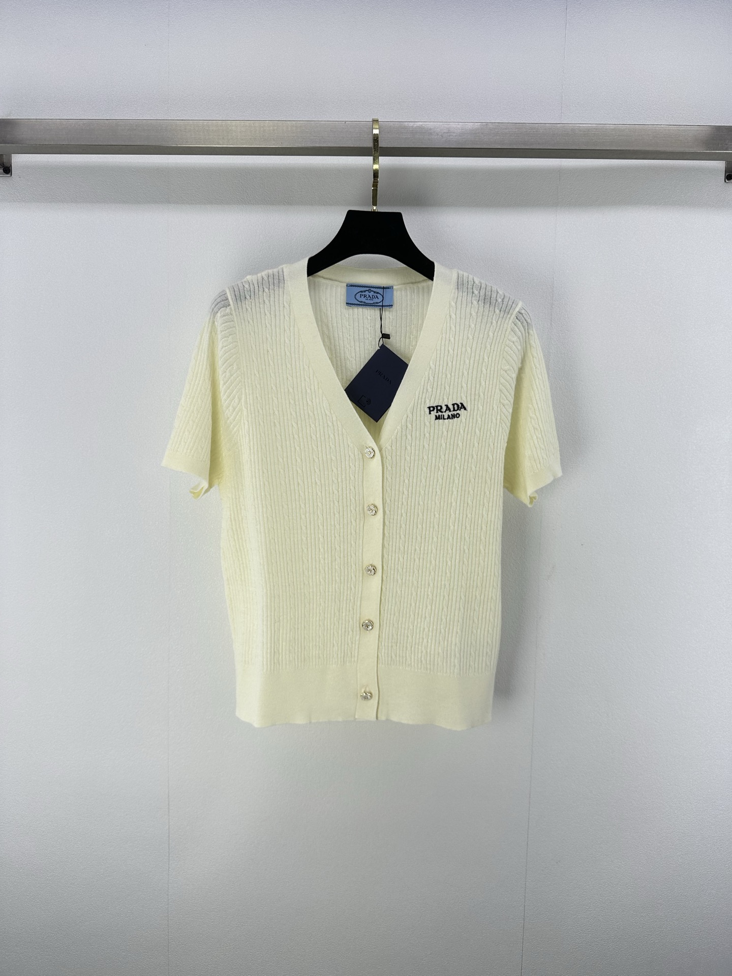 NO:432664,New details on Prad* 25 New summer v-neck cardigan short sleeves Positioning embroidery logo modification matching Twist texture upper body slimming Fresh color matching Super white skin 2 colors 3 codes SML, prada, T-shirt, alexander wang19860909Prad*上新细节 25 夏季新款v领开衫短袖 定位刺绣logo修饰搭配 麻花纹理上身显瘦 清新配色超級显肤白 2色3码SML,,prada,T-shirt,alexander wang,Women's clothing