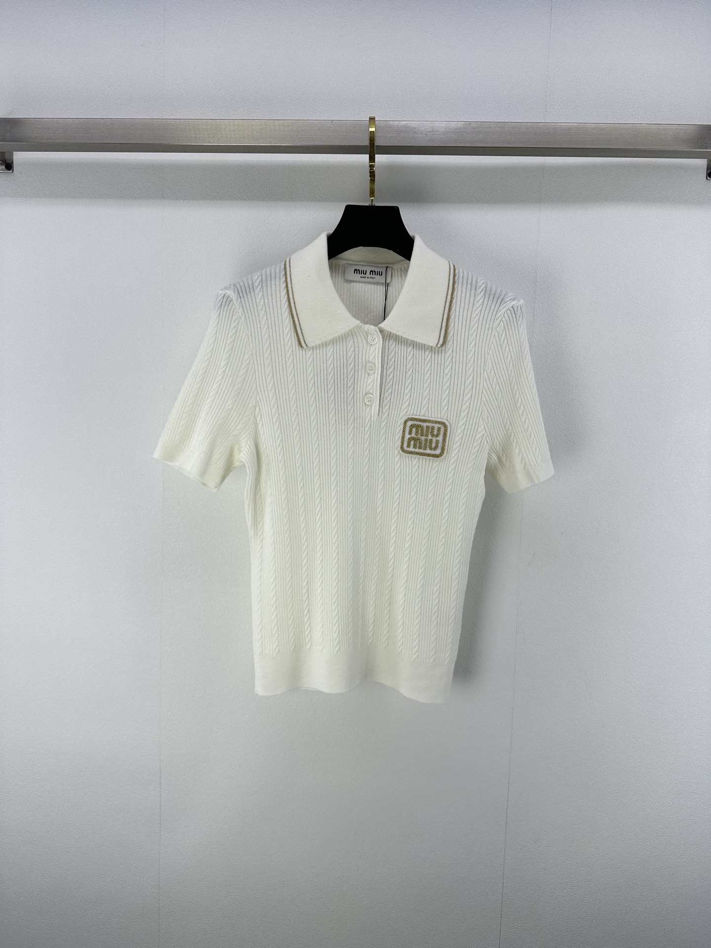 NO:432676,Miumi* New Details 25 New Summer Gold Wire Knit Lapel Short Sleeves!  Positioning logo logo, the fabric has a delicate texture. White, rich and beautiful must be used as a magical tool!  The universal and versatile version is super slim!  The lapels are fashionable and high-end for girls. The imported yarn texture is super comfortable!  Retro girlish temperament!  2 color 3 code SML, miumiu, T-shirt, alexander wang19860909Miumi*上新细节 25 夏季新款金丝针织翻领短袖！定位logo徽标 面料质感细腻.白富美必入神器！万能百搭版型超显瘦！翻领减龄少女时髦又高级.进口纱线质感超舒适！复古少女气质！ 2色3码SML,,miumiu,T-shirt,alexander wang,Women's clothing