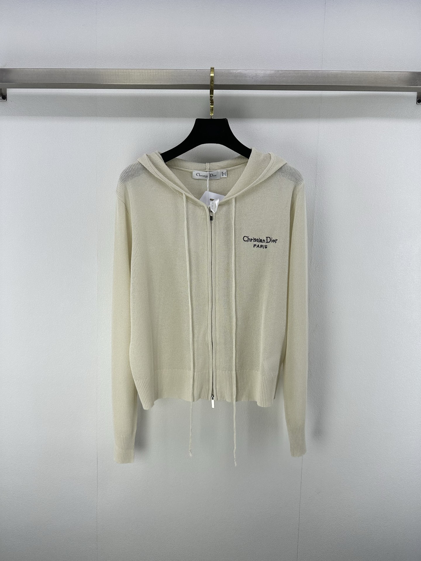 NO:432629,Dio* new details 25 spring and summer new hooded zipper cardigan, blended yarn texture delicate, chest embroidery logo, hooded design fashionable and casual, upper body looks slim and tall and versatile, 2 colors and 3 sizes SML,,dior,hats,alexander wang19860909Dio*上新细节 25 春夏新款连帽拉链开衫 混纺纱线质感细腻 胸前刺绣logo 连帽设计时尚随性 上身显瘦高挑又百搭 2色3码SML,,dior,hats,alexander wang,Women's clothing