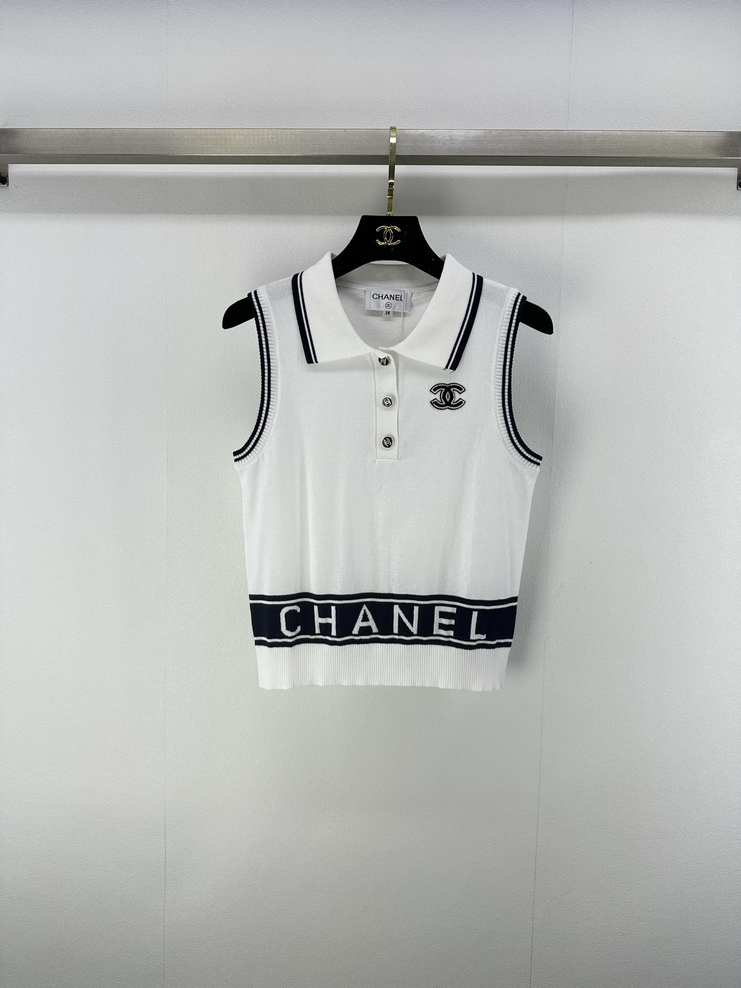 NO:432648,Chane* new details 25 summer new knitted lapel contrasting vest Contrast color striped splicing design Original custom Swiss woven hook logo Double C heavy industry metal button decoration High-end fashionable 2 colors 3 code SML, chanel, alexander wang19860909Chane*上新细节 25 夏季新款针织翻领撞色背心 撞色条纹拼接设计 下摆原版定制瑞士机织勾花logo 双c重工金属纽扣装饰 高级时髦 2色3码SML,,chanel,alexander wang,Women's clothing