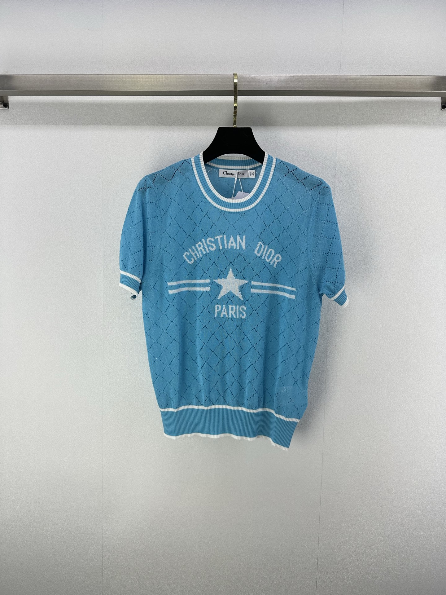 NO:432634,Dio* New Details 25 Spring and Summer Latest Five-pointed Star Hollow Knitted Short Sleeves!  Customized YB blended yarn weaving, delicate texture, soft and comfortable, the two-color hollow interweaving of the whole body adds exquisite tone, full of elasticity, regular styles show fashionable temperament, slim and inclusive figure, five-pointed star letter slogan decoration on the chest, display brand tone, fashionable and retro style!  3 color 3 code SML, dior, T-shirt, alexander wang19860909Dio* 上新细节 25 春夏最新五角星镂空针织短袖！定制YB混纺纱线织造 细腻肌理 柔软舒适 通体双色镂空交织增添精致调性 弹性十足 常规版型穿出时髦气质 显瘦包容身材 胸前五角星字母标语装饰 展示品牌调性 时髦复古风格！ 3色3码SML,,dior,T-shirt,alexander wang,Women's clothing