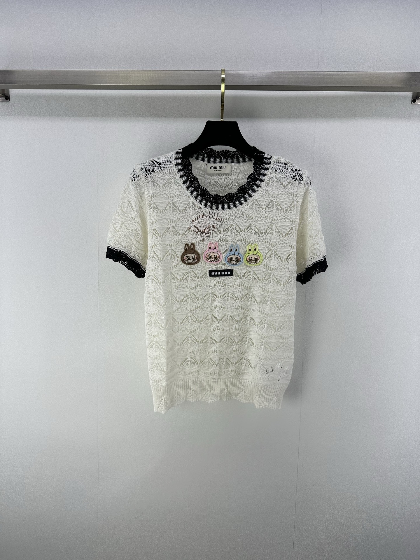 NO:432660,Miumi* new details 25 New summer embroidered Labubu doll short sleeves Custom-made blended material Breathable and comfortable Bead sheet interspersed with texture Loose shoulder cut Highlights brand style Hollow texture presents a slimming visual effect Multi-color labubu dolls embellished with multi-color labubu dolls Echoing the logo on the chest logo totem logo The brand's own fashion sense is instantly created to create a fashionable style of age-reducing and fashionable in one wear. 2 colors and 3 codes SML, miumiu, T-shirt, alexander wang19860909Miumi*上新细节 25 夏季新品刺绣Labubu公仔短袖 定制混纺材质 透气舒适 珠片穿插 质感十足 宽松正肩裁剪 凸显品牌格调 镂空纹理呈现显瘦视觉效果 衣身点缀多色labubu公仔 风格灵动可爱 与胸前logo徽标图腾徽标呼应 品牌自带的时尚感立现 随心打造减龄时髦风格 单穿内搭都出彩时髦 2色3码SML,,miumiu,T-shirt,alexander wang,Women's clothing