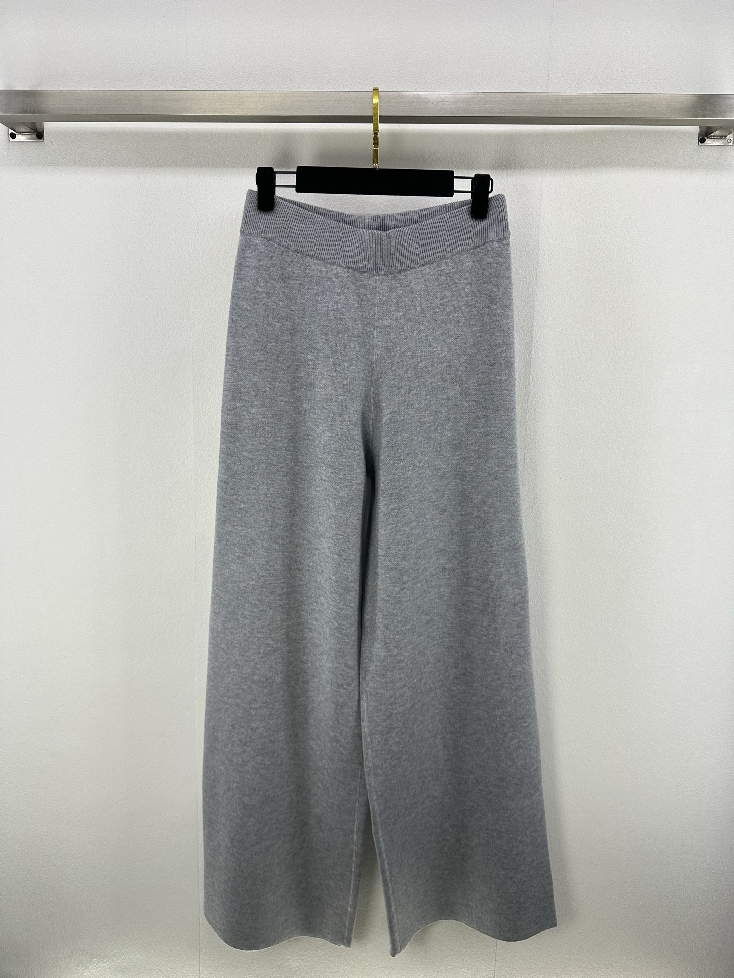 NO:435949,Dio* New details 25 Autumn new product old-fashioned trousers with double-sided wearable! One side is gray, with low-key connotation on the upper body; the other side is decorated with Dior classic old-fashioned prints, full of luxury and high-brow plaids! The cashmere texture is super delicate, not tied at all~ The style is slightly loose, the lower upper body is very elegant, and anyone looks good when wearing it 1 color 3 SML, dior, alexander wang19860909Dio*上新细节 25 秋季新品老花双面可穿的长裤!一面为灰色,上身低调内涵;另一面饰 Dior 经典老花满身印花,满档奢华高哔格!山羊绒质感超级细腻,一点都不扎~ 版型略宽松版型,下 上身很有气质 谁穿都好看 1色3码SML,,dior,alexander wang,Women's clothing