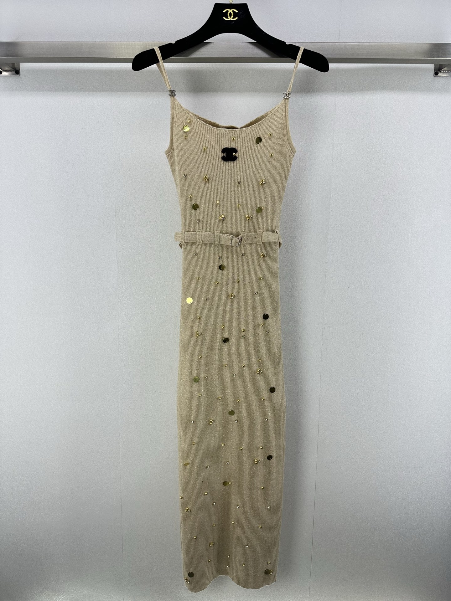 NO:435947,Chane* new details 25 New summer beaded suspender skirt Customized YB wool yarn weaving Comfortable texture Cut down smoothly U-neck thin suspender long skirt Cut simple and atmospheric Voxel color is divided by the waistband of the cloth, and the upper and lower length is transmitted from a good proportion. The central three-dimensional double C logo echoes the shoulder straps and rhinestones with buckles, making the simple and elegant elements more low-key and luxurious. The whole body positioning embroidery craftsmanship decorates the beaded sequins to show the high-end texture. Gorgeous shines with light, showing elegant temperament. The back slit of the skirt is fashionable and fashionable. A dress suitable for vacation can also surpass different occasions. 2 colors and 3 sizes SML, chanel, skirts, alexander wang19860909Chane*上新细节 25 夏季新品钉珠吊带裙 定制YB羊毛纱线织造 质感舒适 裁剪垂顺流畅 U领细吊带长裙 裁剪简约大气 通体素色上下以本布腰带分割 上短下长传出好比例 居中立体双C徽标与肩带水钻带扣呼应 让素雅元素更显低调奢华 通体定位刺绣工艺 装点钉珠亮片 更显高级质感 随光线折射华丽闪耀 展现气质优雅 裙摆后开衩时髦洋气 一款适合度假也可凌驾于不同场合连衣裙 2色3码SML,,chanel,skirts,alexander wang,Women's clothing