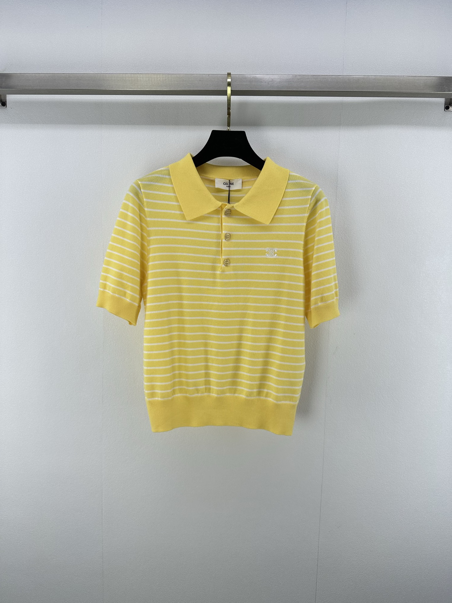 NO:435953,Celin* new details 25 summer new Polo collar knitted short sleeves Contrast striped design Classic embroidered Arc decorative age-reducing versatile college style 2 colors 3 codes SML, celine, T-shirt, alexander wang19860909Celin*上新细节 25 夏季新款Polo领针织短袖 撞色条纹设计 经典刺绣凯旋门logo装饰 减龄百搭学院风 2色3码SML,,celine,T-shirt,alexander wang,Women's clothing