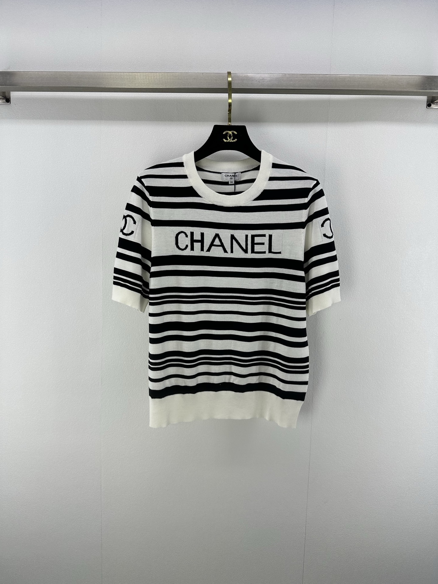 NO:435956,New details on Chane* 25 Spring and Summer Latest Letter Jacquard Striped Knitted Short Sleeves!  Customized YB silk wool yarn is soft and comfortable, fashionable and slim tone, and the whole body is contrasting with the classic and durable!  2 color 3 code SML, chanel, T-shirt, alexander wang19860909Chane*上新细节 25 春夏最新字母提花条纹针织短袖！定制YB丝毛纱线织造 柔软舒适 洋气显瘦彰显品牌调性 通体条纹撞色经典耐看！ 2色3码SML,,chanel,T-shirt,alexander wang,Women's clothing