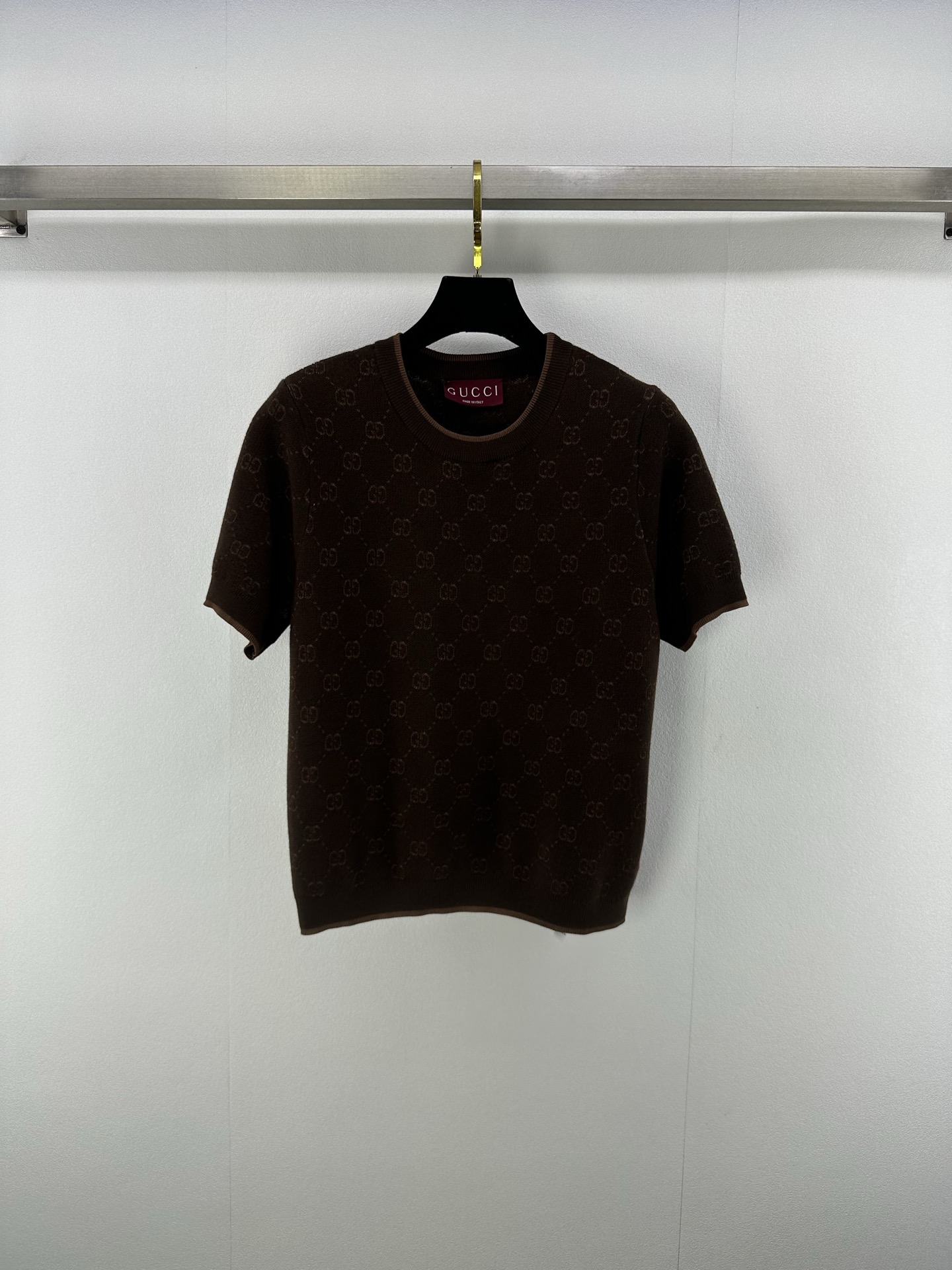 NO:436313,New details on Gucc* 25 Spring and summer new retro jacquard full GG short sleeves, GG three-dimensional wire lifting craftsmanship is exquisite and fashionable!  The upper body is super elegant!  The classic round neck H-shaped design makes the upper body look slim!  A single item for a young lady with temperament and age reduction. A must-have for white, rich and beautiful girls!  Original custom Swiss woven hook logo 1 color 3 code SML, gucci, T-shirt, alexander wang19860909Gucc*上新细节 25 春夏新款复古提花满幅GG短袖, GG立体线提工艺精致又时髦！上身超级有气质！经典圆领H版型设计上身巨显瘦！气质名媛少女减龄单品.白富美必入！原版定制瑞士机织勾花logo 1色3码SML,,gucci,T-shirt,alexander wang,Women's clothing