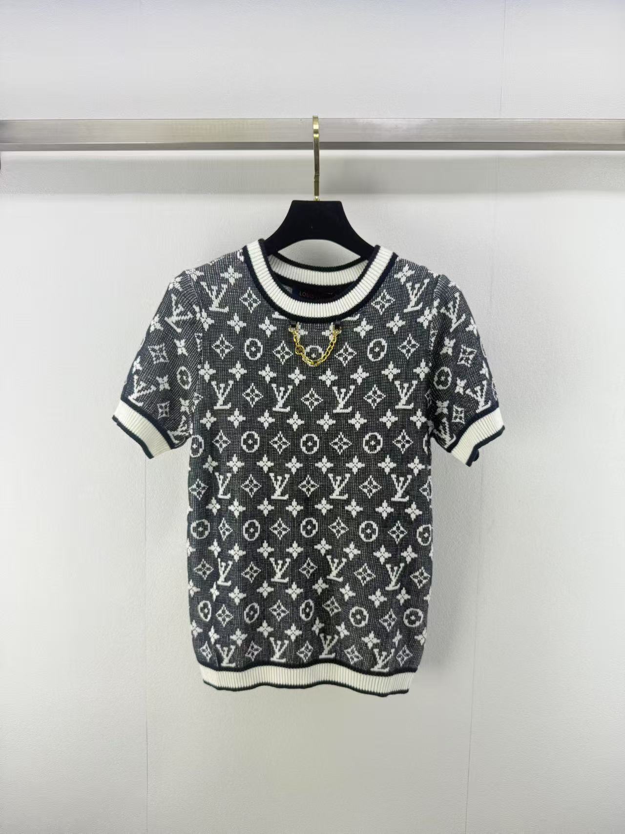 NO:438079,Lv *New details 25 Spring and summer latest round neck chain short sleeves Customized silk knitted material Comfortable and stylish Soft and elastic Short-sleeved tailoring Neck cuff thread edge-closing elasticity Comfortable neckline metal chain decoration Light up the overall shape Ready-to-wear brand letters full of jacquard, classic and versatile, regular style The upper body shows style and style!  1 color 3 code SML, louis vuitton, T-shirt, alexander wang19860909Lv *上新细节 25 春夏最新系圆领链条短袖 定制丝毛针织材质 舒适有型 柔软弹力 短袖剪裁 领口袖口螺纹收边弹力舒适 领口金属链条装饰 点亮整体造型 成衣品牌字母提花满印 经典百搭洋气 常规版型 上身尽显格调与风范！ 1色3码SML,,louis vuitton,T-shirt,alexander wang,Women's clothing