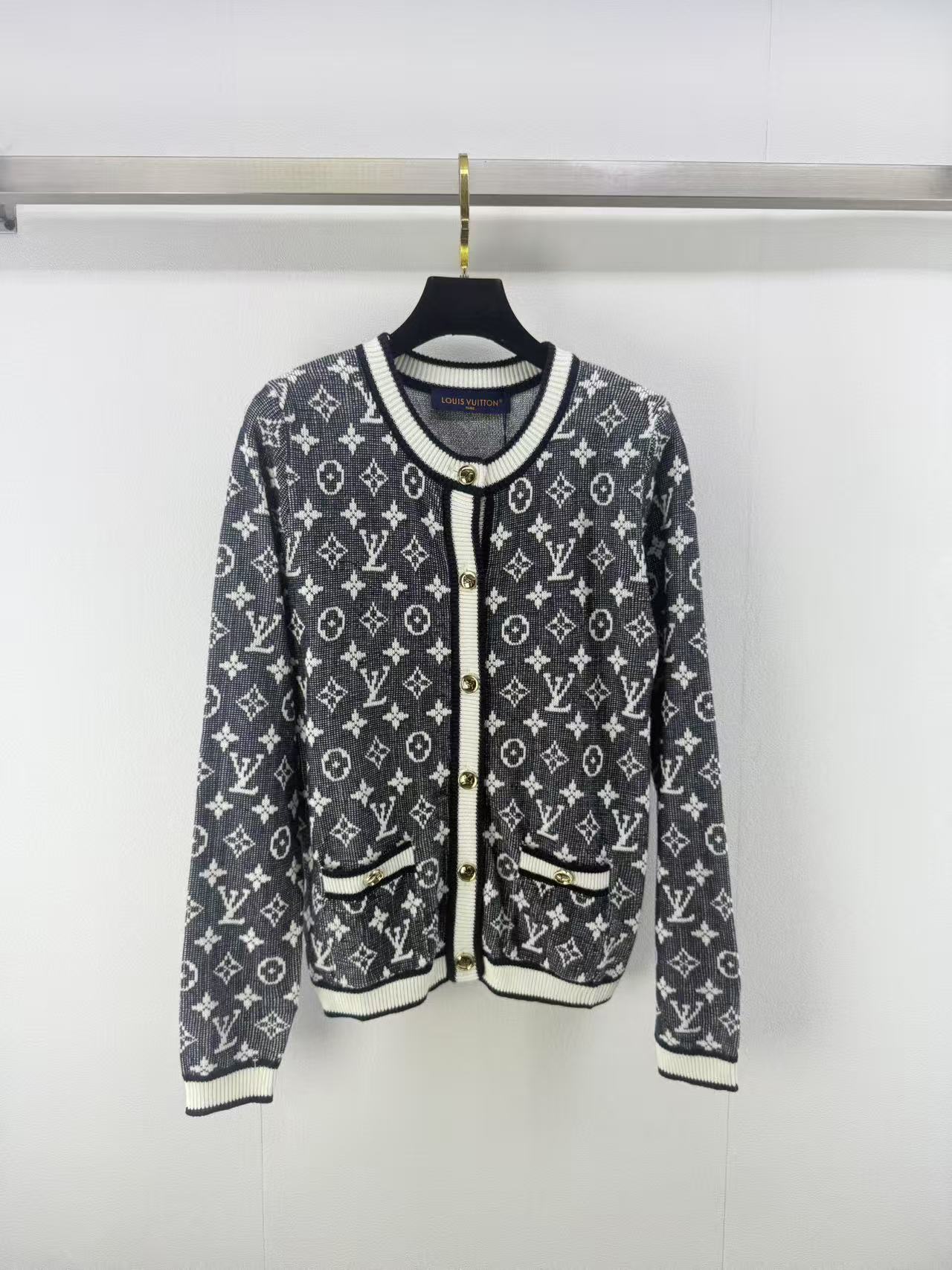 NO:438086,Lv *New details 25 Spring and Summer latest round neck chain cardigan!  Customized silk knitted material, comfortable and stylish, soft and elastic cardigan cut, neckline cuffs, threaded edge-closing, elastic and comfortable, illuminating the overall shape, ready-to-wear brand letters full of jacquard, classic and versatile, regular style, the upper body shows style and style!  1 color 3 code SML, louis vuitton, alexander wang19860909Lv *上新细节 25 春夏最新系圆领链条开衫！定制丝毛针织材质 舒适有型 柔软弹力开衫剪裁 领口袖口螺纹收边弹力舒适 点亮整体造型 成衣品牌字母提花满印 经典百搭洋气 常规版型 上身尽显格调与风范！ 1色3码SML,,louis vuitton,alexander wang,Women's clothing