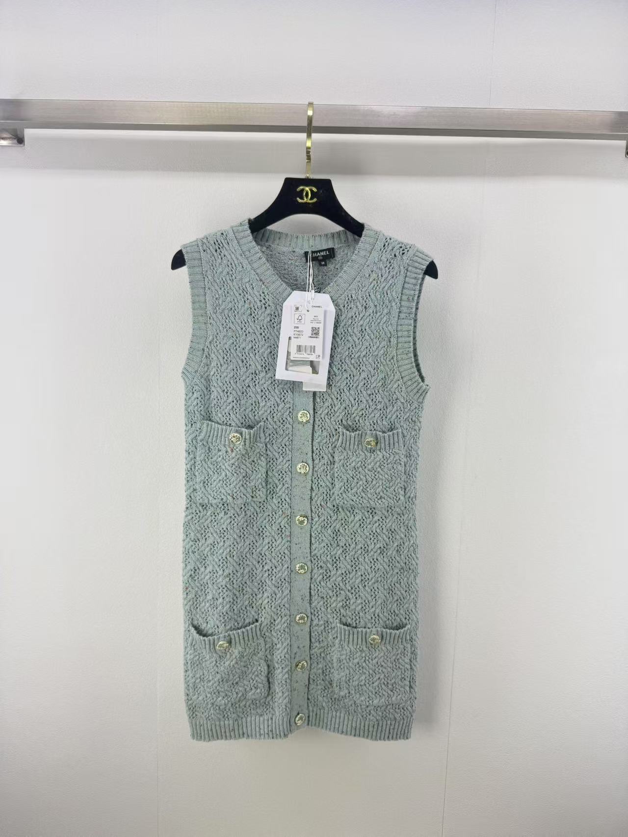 NO:438102,Chane* new details 25A spring and summer new knitted round-neck cardigan vest skirt fixed dye yarn yb mold opening logo hardware embellishment breaks monotonymation light up the overall shape logo logo logo logo is low-key and eye-catching, it is a symbol of quality and style, high-end fashionable, exquisite and versatile age-reducing 3 colors and 3 codes SML, chanel, skirts, alexander wang19860909Chane*上新细节 25A 春夏新款针织圆领开衫背心裙 定染纱线 yb开模logo五金点缀 打破单调 点亮整体造型徽标logo标识低调而醒目 是品质与格调的象征 高级时髦精致百搭减龄 3色3码SML,,chanel,skirts,alexander wang,Women's clothing