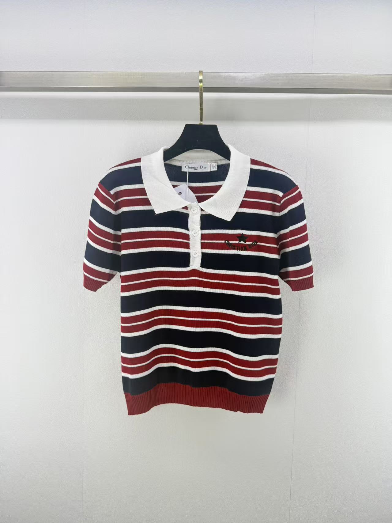 NO:438959,New details on Dio* 25 The latest striped lapel knitted short-sleeved sweater in early autumn!  Customized YB imported wool knitted material, soft and skin-friendly, comfortable and stylish, with all-body stripes intertwined to add layering of styling, embroidered body logo decoration on the chest, highlighting the brand tone, strong retro style, development of facial accessories, round neck short-sleeved top tailoring, playful outfit to reduce age and make it look white!  1 color 3 code SML, dior, sweaters, T-shirt, alexander wang19860909Dio*上新细节 25 早秋最新条纹翻领针织短袖毛衣！定制YB进口羊毛针织材质 柔软亲肤 舒适有型 通体条纹交织 增添造型层次感 胸前刺绣花体徽标装饰 彰显品牌调性 复古风格强烈 面辅料开发 圆领短袖上衣剪裁 穿搭俏皮减龄显白！ 1色3码SML,,dior,sweaters,T-shirt,alexander wang,Women's clothing