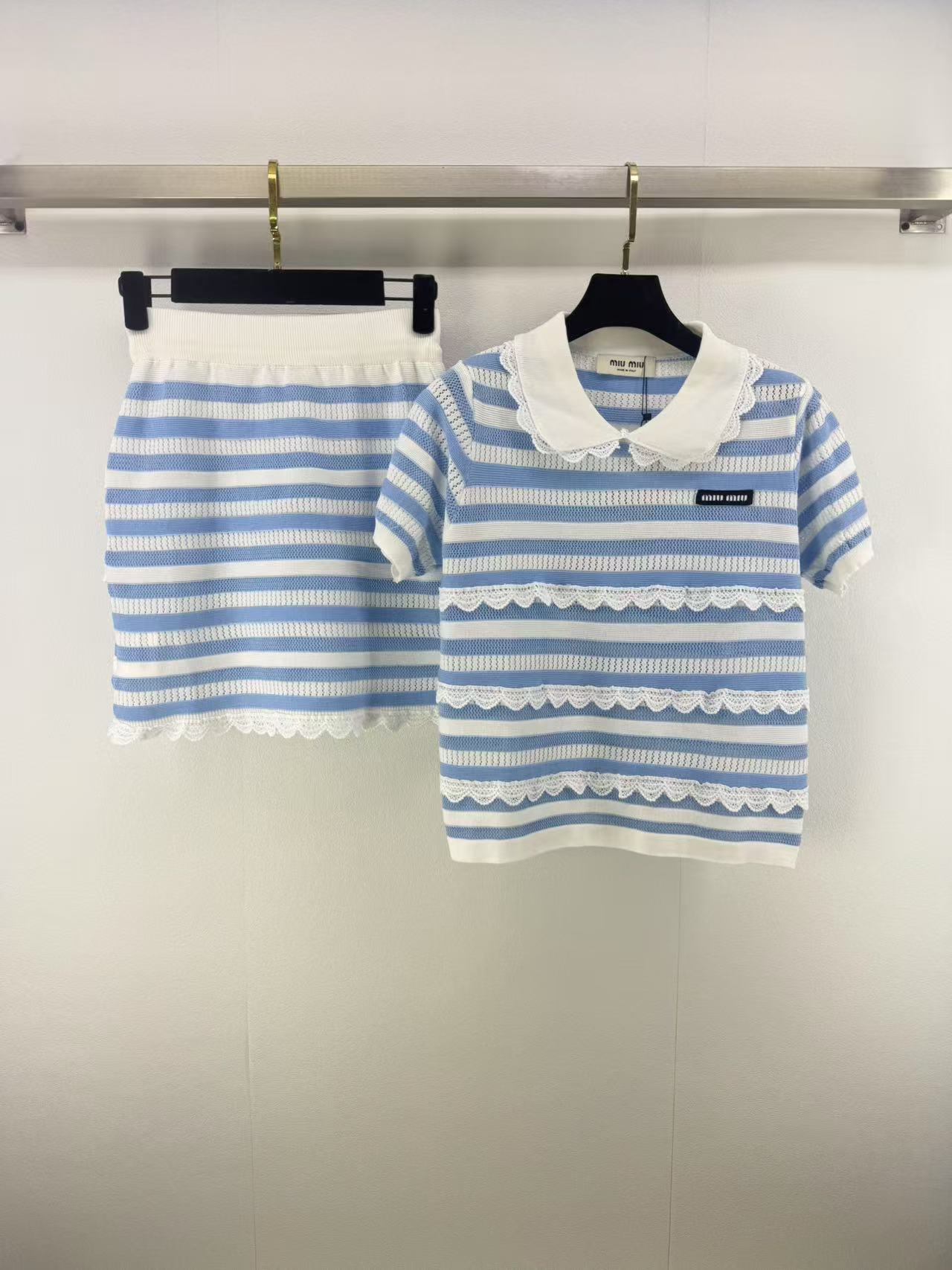 NO:438083,Miumi* new details 25 New summer knitted Polo collar short-sleeved suit, exquisite doll collar + lace lace, sweet and saucy, full of sweet lady's feeling, iconic logo embroidery, low-key showing identity, hollow knitted texture, breathable and hiding tricks, it is completely boring to wear in summer!  Paired with a high-waisted skirt, it is a celebrity afternoon tea, sweet and lovely, 3 colors, 3 sizes, SML, miumiu, skirts, T-shirt, alexander wang19860909miumi*上新细节 25 夏季新款针织Polo领短袖套装 精致娃娃领+蕾丝花边 甜飒大小姐感拉满 标志性徽标刺绣 低调彰显身份 镂空针织纹理 透气又藏着小心机 夏天穿完全不闷！搭配上高腰半裙就是名媛下午茶 甜美又可人 3色3码SML,,miumiu,skirts,T-shirt,alexander wang,Women's clothing