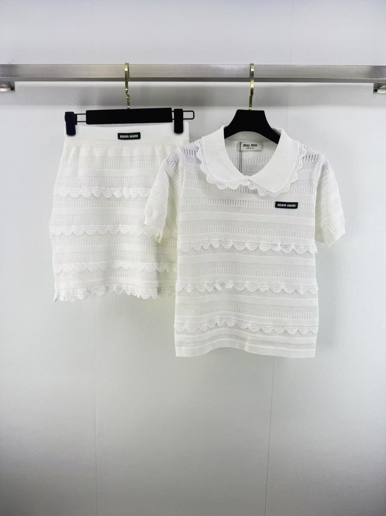 NO:438076,Miumi* new details 25 New summer knitted Polo collar short-sleeved suit, exquisite doll collar + lace lace, sweet and saucy, full of sweet lady's feeling, iconic logo embroidery, low-key showing identity, hollow knitted texture, breathable and hiding tricks, it is completely boring to wear in summer!  Paired with a high-waisted skirt, it is a celebrity afternoon tea, sweet and lovely, 3 colors, 3 sizes, SML, miumiu, skirts, T-shirt, alexander wang19860909miumi*上新细节 25 夏季新款针织Polo领短袖套装 精致娃娃领+蕾丝花边 甜飒大小姐感拉满 标志性徽标刺绣 低调彰显身份 镂空针织纹理 透气又藏着小心机 夏天穿完全不闷！搭配上高腰半裙就是名媛下午茶 甜美又可人 3色3码SML,,miumiu,skirts,T-shirt,alexander wang,Women's clothing