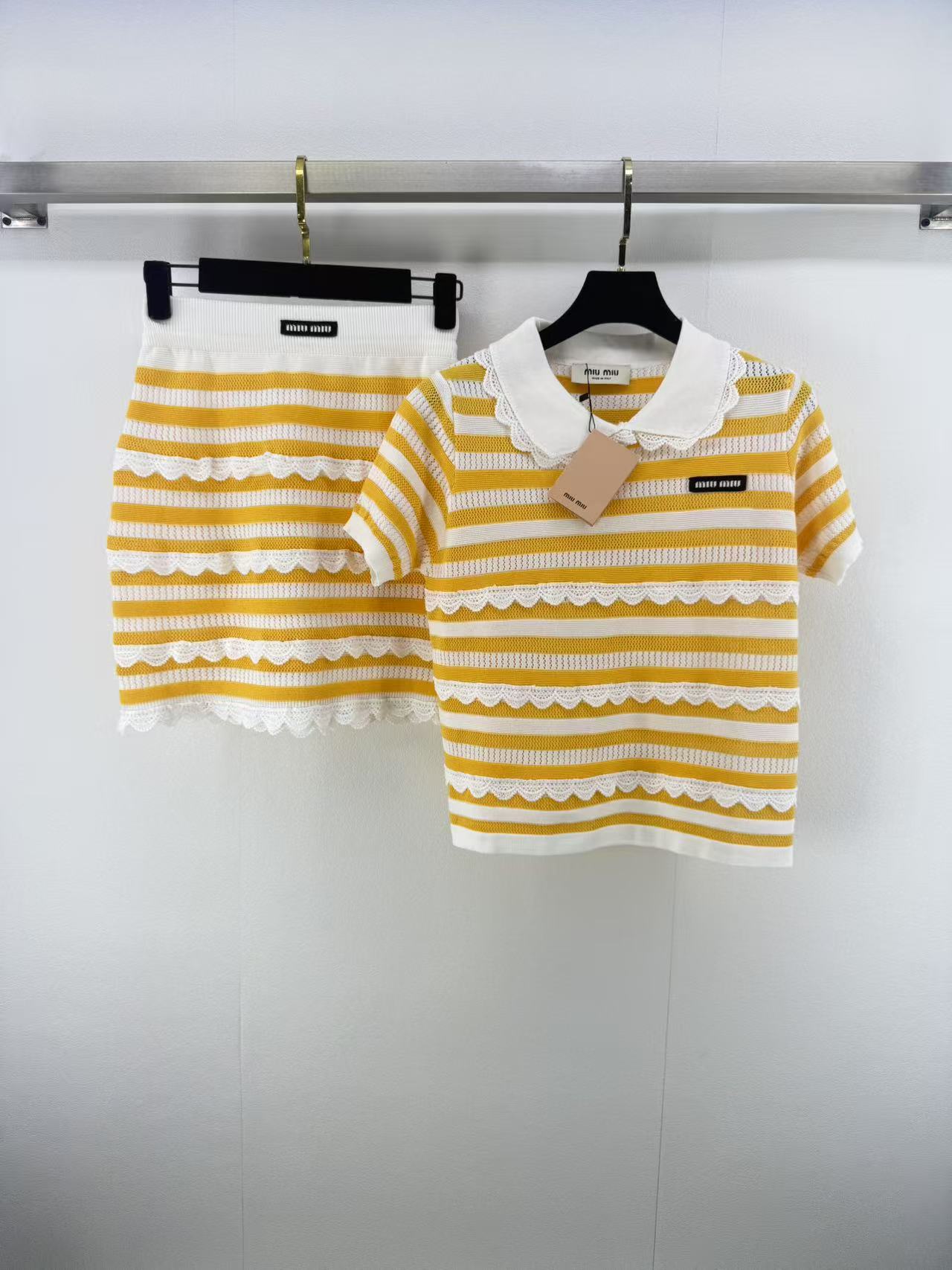 NO:438068,Miumi* new details 25 New summer knitted Polo collar short-sleeved suit, exquisite doll collar + lace lace, sweet and saucy, full of sweet lady's feeling, iconic logo embroidery, low-key showing identity, hollow knitted texture, breathable and hiding tricks, it is completely boring to wear in summer!  Paired with a high-waisted skirt, it is a celebrity afternoon tea, sweet and lovely, 3 colors, 3 sizes, SML, miumiu, skirts, T-shirt, alexander wang19860909miumi*上新细节 25 夏季新款针织Polo领短袖套装 精致娃娃领+蕾丝花边 甜飒大小姐感拉满 标志性徽标刺绣 低调彰显身份 镂空针织纹理 透气又藏着小心机 夏天穿完全不闷！搭配上高腰半裙就是名媛下午茶 甜美又可人 3色3码SML,,miumiu,skirts,T-shirt,alexander wang,Women's clothing