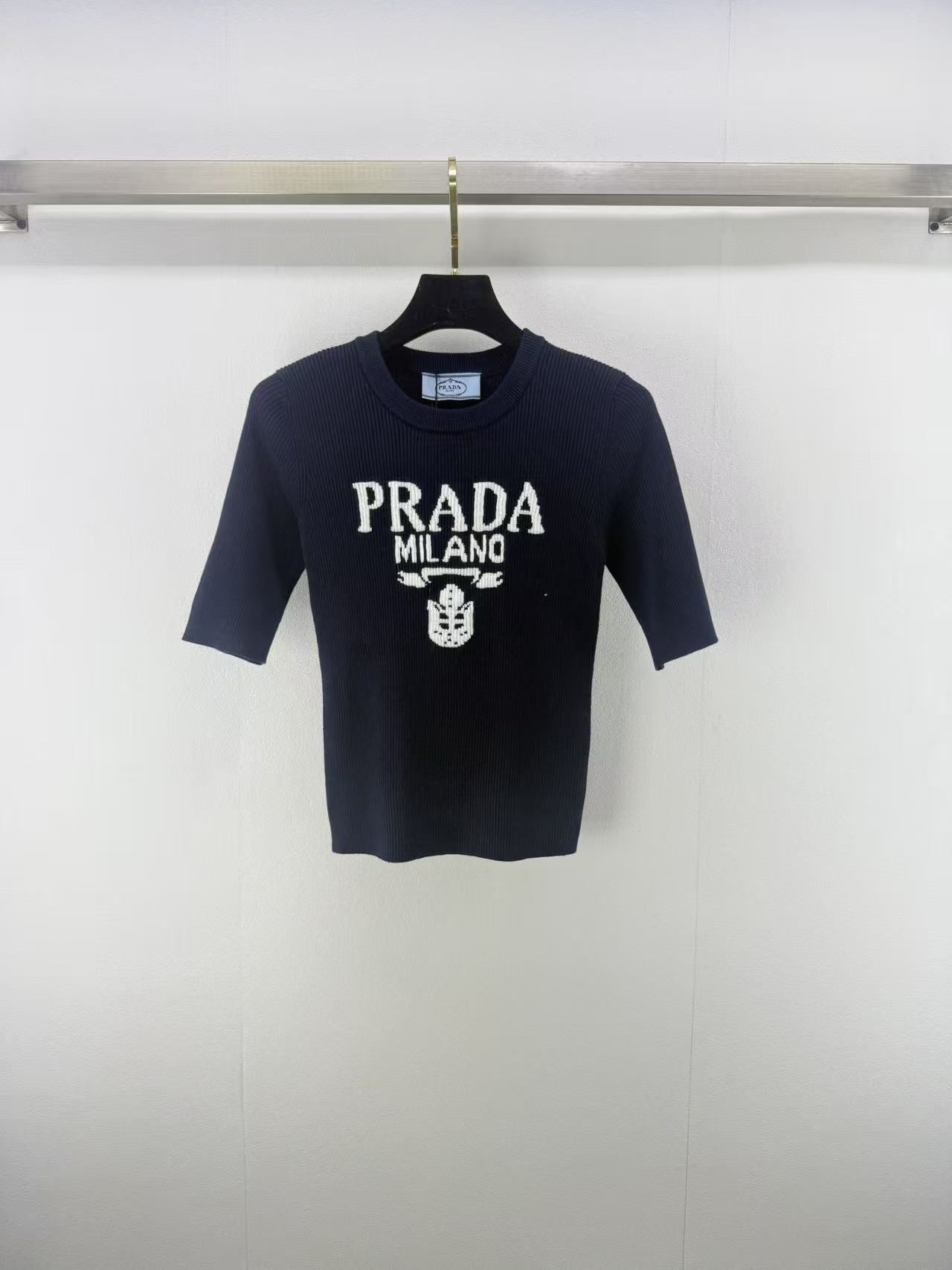 NO:438929,New details on Prad* 25 Spring and Summer Latest Alphabet Knit Short Sleeve!  Customized YB wool yarn weaving, delicate texture, soft and comfortable, the letter logo on the chest has more jacquard texture, round neck knitted short-sleeved cut, three-dimensional edge wrap and large body direction are vertical pit strip directions, more exquisite, slim fit style highlights the figure, age-reducing and white, versatile style!  2 color 3 code SML, prada, T-shirt, alexander wang19860909Prad* 上新细节 25 春夏最新字母针织短袖！定制YB羊毛纱线织造 细腻肌理 柔软舒适 胸前字母logo提花质感更显份量 圆领针织短袖裁剪 立体包边与大身走向均为竖坑条走向 更显精致 修身版型突显身材 减龄显白 百搭款式！ 2色3码SML,,prada,T-shirt,alexander wang,Women's clothing