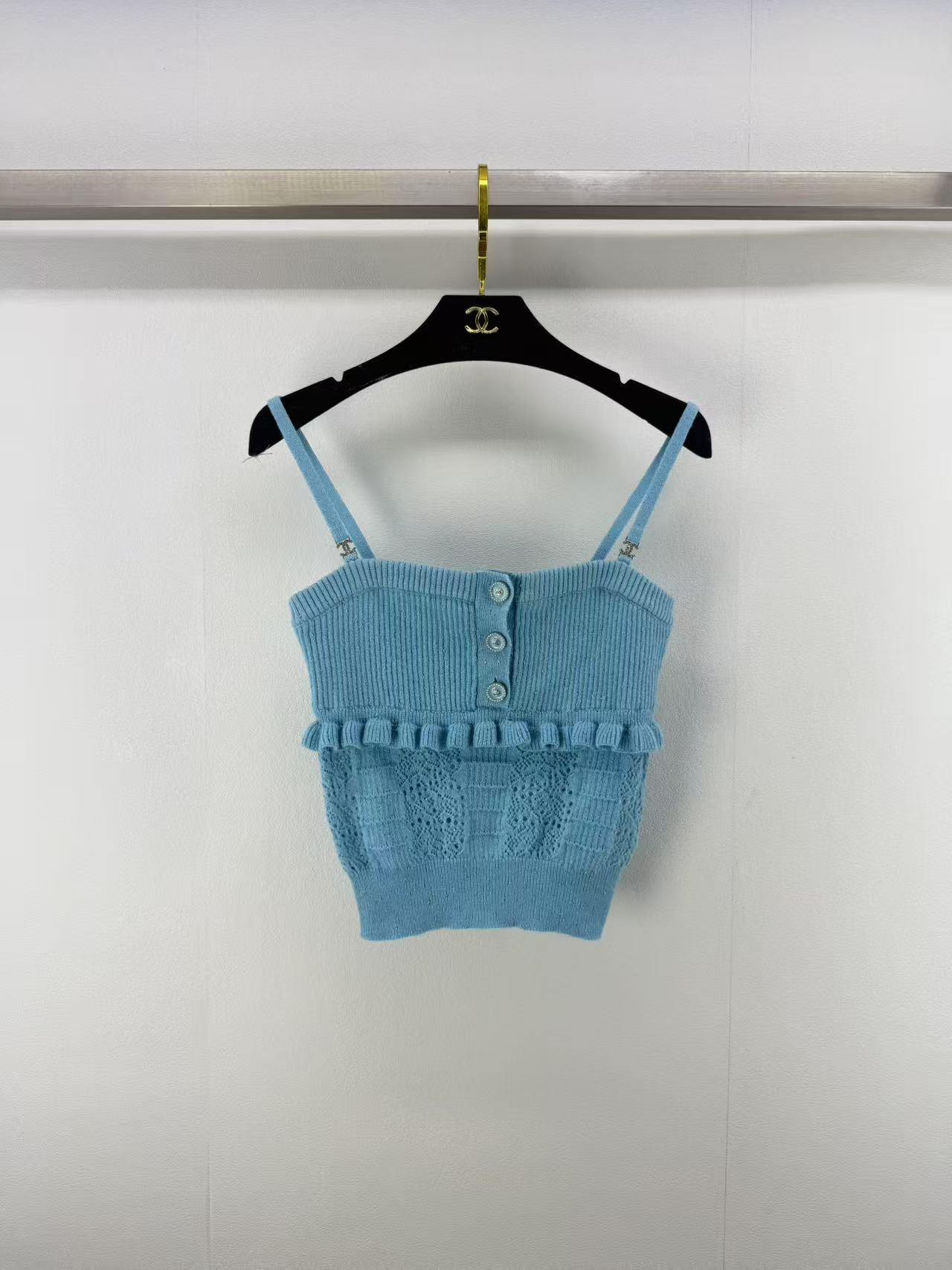 NO:438091,Chane* new details 25 New summer black ear sling vest custom YB wool yarn weaving soft and comfortable elastic high-end suspender vest tailoring The edged chest is decorated with three-dimensional black ear lace, full of exquisiteness, exquisite camellia buttons show Xiangjia's best temperament and famous style. Elastic three-dimensional cutting has a waist-hugging effect, highlighting curves, adding a gentle atmosphere, elegant dressing temperament 3 colors and 3 codes SML, chanel, chanel, alexander wang19860909Chane*上新细节 25 夏季新品木耳边吊带背心 定制YB羊毛纱线织造 柔软舒适 弹力高级 吊带背心剪裁 包边胸前均以立体木耳花边装点 精致度满分 精致山茶花纽扣展现香家最拿手的气质名媛风格 弹力立体裁剪起到收腰效果 突出曲线 增添温柔气息 穿搭气质优雅 3色3码SML,,chanel,chanel,alexander wang,Women's clothing