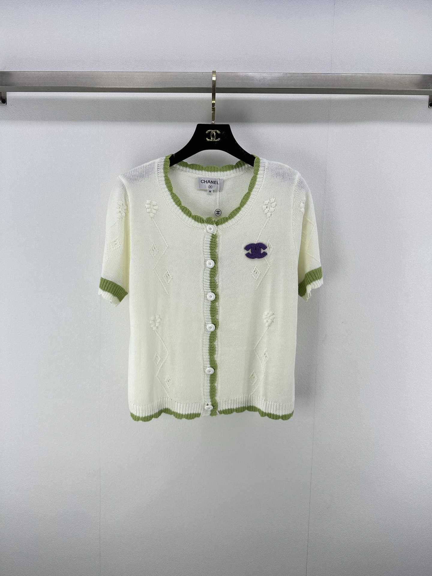 NO:443565,Chane* new details 25 New summer knitted lace cardigan short sleeves Customized YB wool yarn weaving texture high-quality comfortable neckline cuffs and hem handmade wavy lace outlines youthfulness more lively style highlights brand personality highlights high-end outfits Light luxury fashionable temperament All-in-one layering is available First choice for fashion outfits in all seasons 2 colors 3 SML, chanel, T-shirt, alexander wang19860909Chane*上新细节 25 夏季新款针织花边开衫短袖 定制YB羊毛纱线织造 质感高级舒适 领口袖口和下摆手工波浪花边勾勒 青春感满溢 更显风格活泼 彰显品牌个性 凸显穿搭高级感 轻奢时髦气质 单穿叠穿均可 四季时尚穿搭首选 2色3码SML,,chanel,T-shirt,alexander wang,Women's clothing