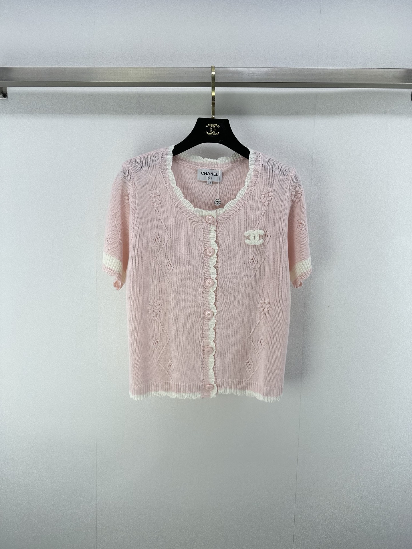 NO:443622,Chane* new details 25 New summer knitted lace cardigan short sleeves Customized YB wool yarn weaving texture high-quality comfortable neckline cuffs and hem handmade wavy lace outlines youthfulness more lively style highlights brand personality highlights high-end outfits Light luxury fashionable temperament All-in-one layering is available First choice for fashion outfits in all seasons 2 colors 3 SML, chanel, T-shirt, alexander wang19860909Chane*上新细节 25 夏季新款针织花边开衫短袖 定制YB羊毛纱线织造 质感高级舒适 领口袖口和下摆手工波浪花边勾勒 青春感满溢 更显风格活泼 彰显品牌个性 凸显穿搭高级感 轻奢时髦气质 单穿叠穿均可 四季时尚穿搭首选 2色3码SML,,chanel,T-shirt,alexander wang,Women's clothing