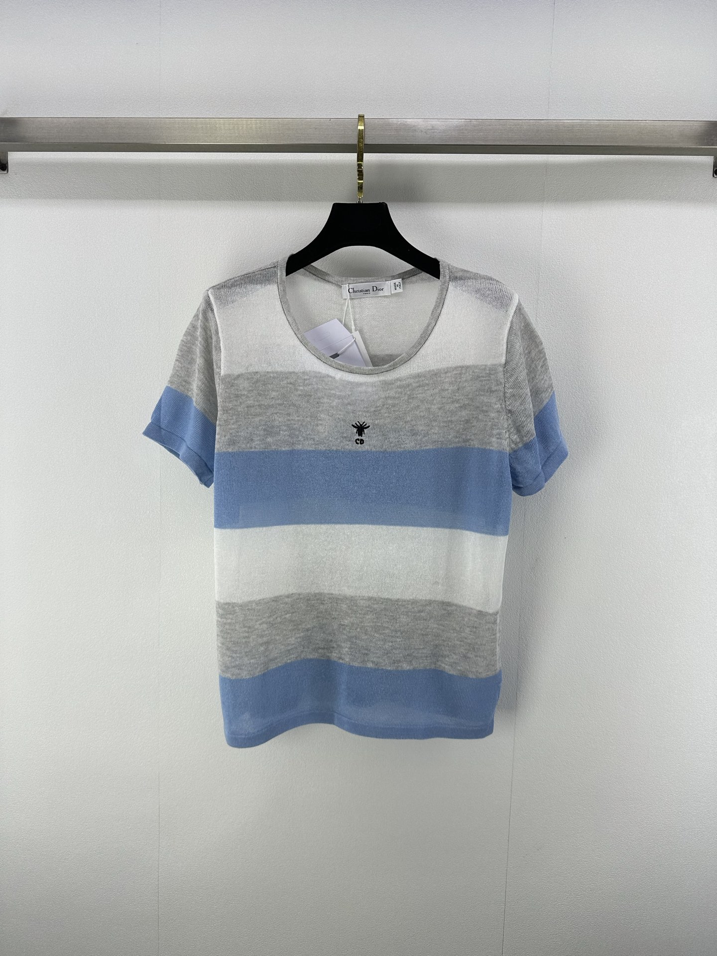 NO:443572,Dio* New Details 25 Spring and Summer Latest Colored Hollow Knit Round Neck Short Sleeves!  Customized blended yarn material, positioning logo, comfortable and stylish, relaxed and fashionable, hollow texture, agile and hazy, sexy, stripes make dopamine more vibrant, simple and versatile, loose style, modifying elegant lines, a must-have fashion focus outfit for commuting, dating and vacation!  2 color 3 code SML, dior, T-shirt, alexander wang19860909Dio* 上新细节 25 春夏最新彩色镂空针织圆领短袖！定制混纺纱线材质 定位logo小蜜蜂 舒适有型 松弛时髦 通体镂空肌理 灵动朦胧不失性感 条纹更显多巴胺活力 上身简约又百搭 宽松版型 修饰出优雅线条 通勤约会度假必备时尚焦点穿搭！ 2色3码SML,,dior,T-shirt,alexander wang,Women's clothing