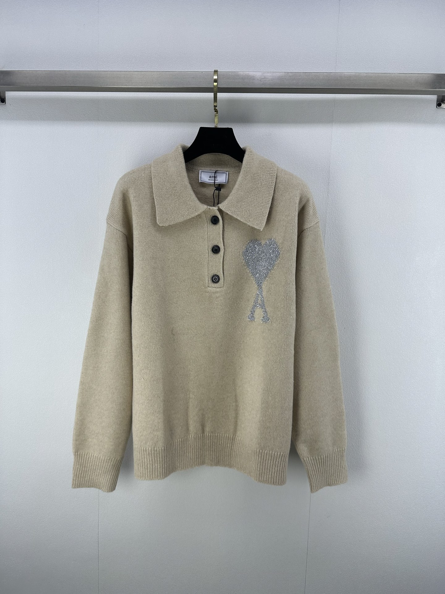 NO:445553,Ami* new details 25 new autumn series lapel pullover long sleeves Classic brand love letter A gold wire decoration yb open mold letter logo button embellishment high-end fashionable and versatile 1 color 3 code SML, alexander wang19860909Ami*上新细节 25 秋季新款系列翻领套头长袖 经典品牌爱心字母A金丝装饰 yb开模字母logo纽扣点缀 高级时髦百搭 1色3码SML,,alexander wang,Women's clothing