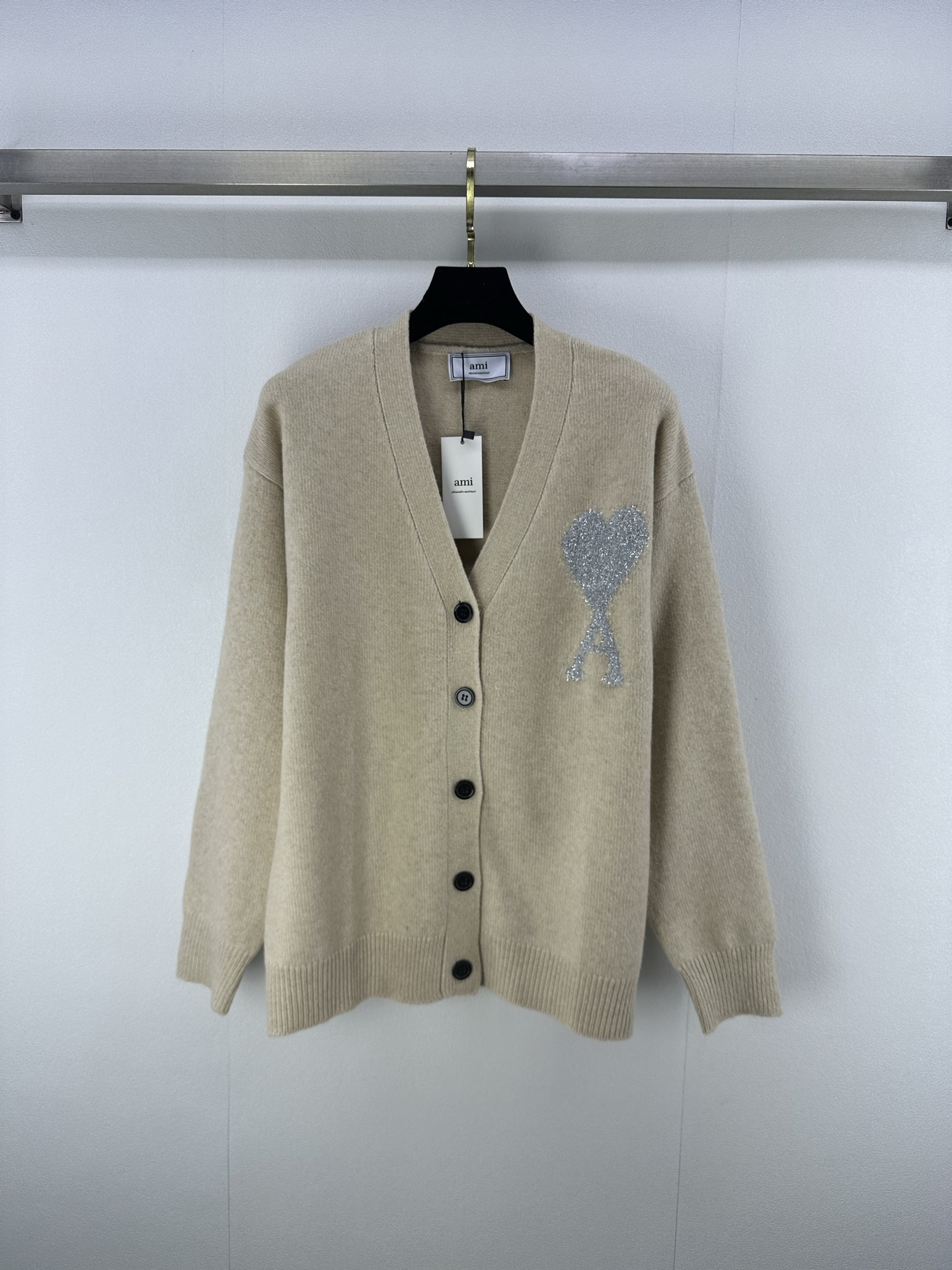 NO:445573,Ami* new details 25 new autumn series v-neck cardigan classic brand love letter A gold silk decoration yb open mold letter logo button embellishment high-end fashionable and versatile 1 color 3 code SML, alexander wang19860909Ami*上新细节 25 秋季新款系列v领开衫 经典品牌爱心字母A金丝装饰 yb开模字母logo纽扣点缀 高级时髦百搭 1色3码SML,,alexander wang,Women's clothing