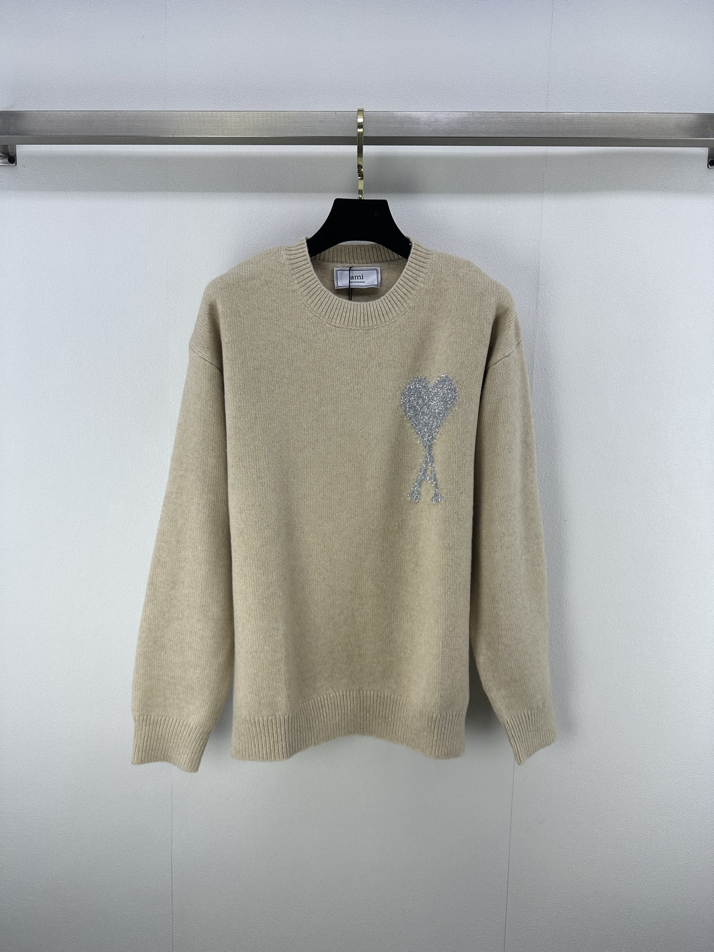 NO:445566,Ami* new details 25 Autumn new series round neck pullover long sleeves Classic brand love letter A gold wire decoration Classic round neck style High-end fashionable and versatile 1 color 3 code SML,,alexander wang19860909Ami*上新细节 25 秋季新款系列圆领套头长袖 经典品牌爱心字母A金丝装饰 经典圆领版型 高级时髦百搭 1色3码SML,,alexander wang,Women's clothing