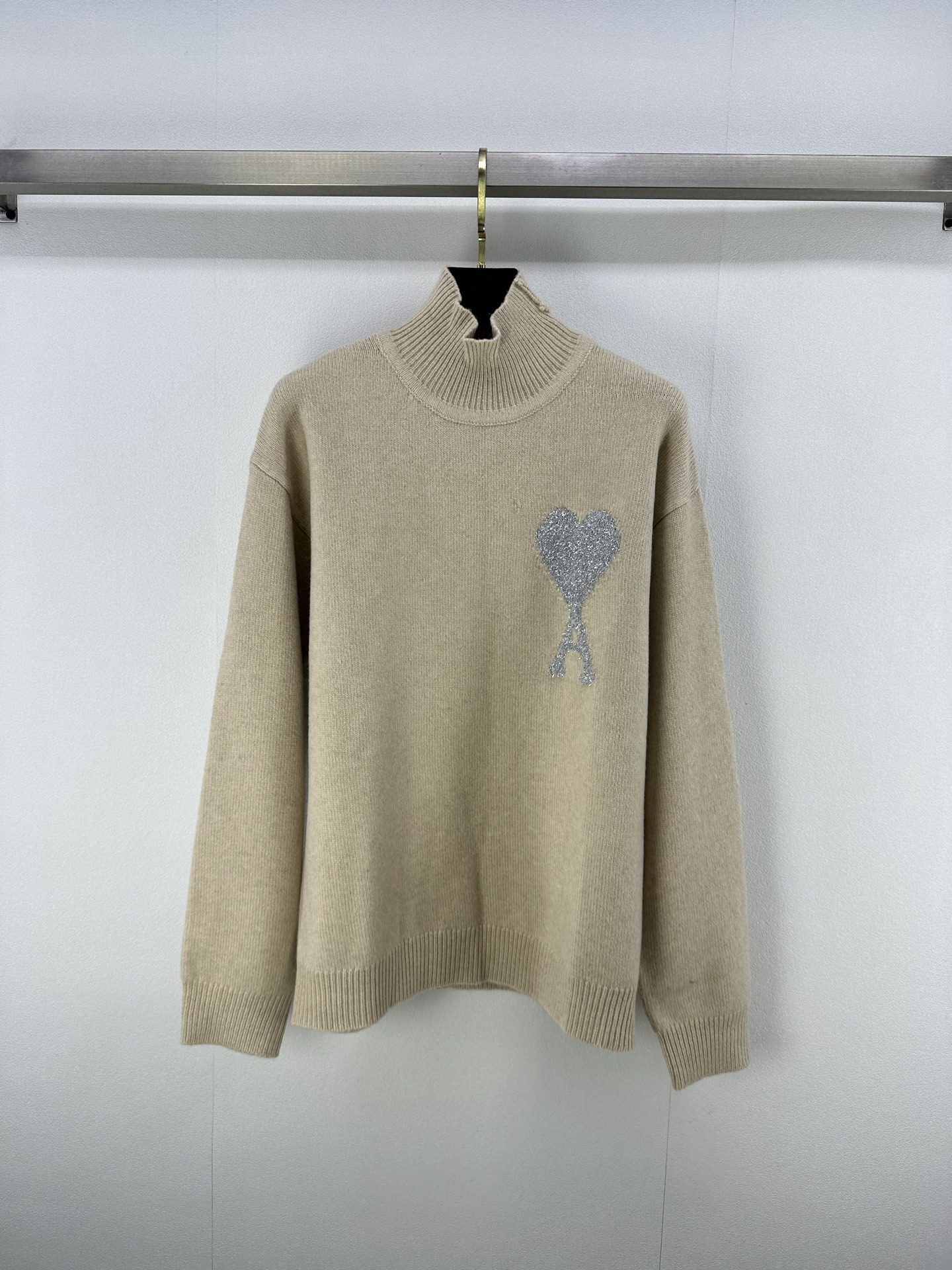 NO:445560,Ami* new details 25 Autumn new series half-high neck pullover long sleeves Classic brand love letter A gold wire decoration Classic half-high neck style High-end fashionable and versatile 1 color 3 code SML, alexander wang19860909Ami*上新细节 25 秋季新款系列半高领套头长袖 经典品牌爱心字母A金丝装饰 经典半高领版型 高级时髦百搭 1色3码SML,,alexander wang,Women's clothing