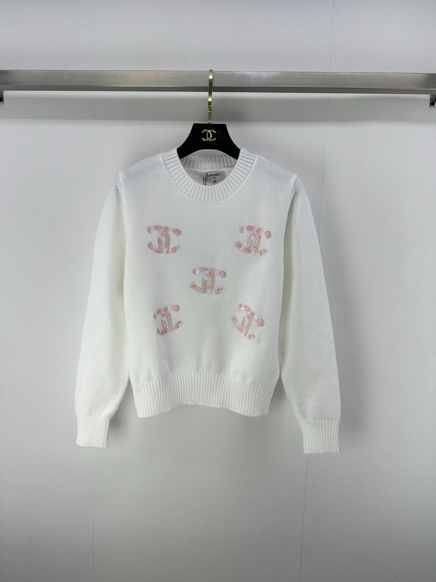 NO:446402,Chane* New details 25 New autumn products with colorful yarn full print round neck long sleeves!  Classic round neckline retro and fashionable!  Imported wool yarn has a thick texture and keeps warm!  The original custom colored yarn logo letters are low-key and luxurious!  Customized contrasting colors are high-end and fashionable!  The style is not picky about others and looks slim and versatile!  2 colors 3 codes SML, chanel, alexander wang19860909Chane*上新细节 25 秋季新品彩纱满印圆领长袖！经典圆领复古又时髦！进口羊毛纱线质感厚实保暖！原版定制彩纱logo字母低调奢华！定制撞色高级又时髦！版型不挑人上身显瘦又百搭！ 2色3码SML,,chanel,alexander wang,Women's clothing