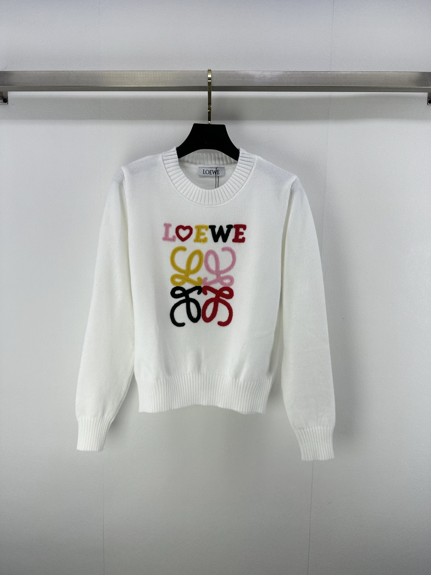 NO:446409,New details on Loew* 25 Spring and summer new knitted round neck long sleeves Classic letter logo pattern towel embroidery decoration Leader's edging design The style is not picky about people, making the upper body look slim and versatile!  2 color 3 code SML, loewe, alexander wang19860909Loew*上新细节 25 春夏新款针织圆领长袖 经典字母logo图案毛巾绣装饰 领袖口包边设计 版型不挑人上身显瘦又百搭！ 2色3码SML,,loewe,alexander wang,Women's clothing