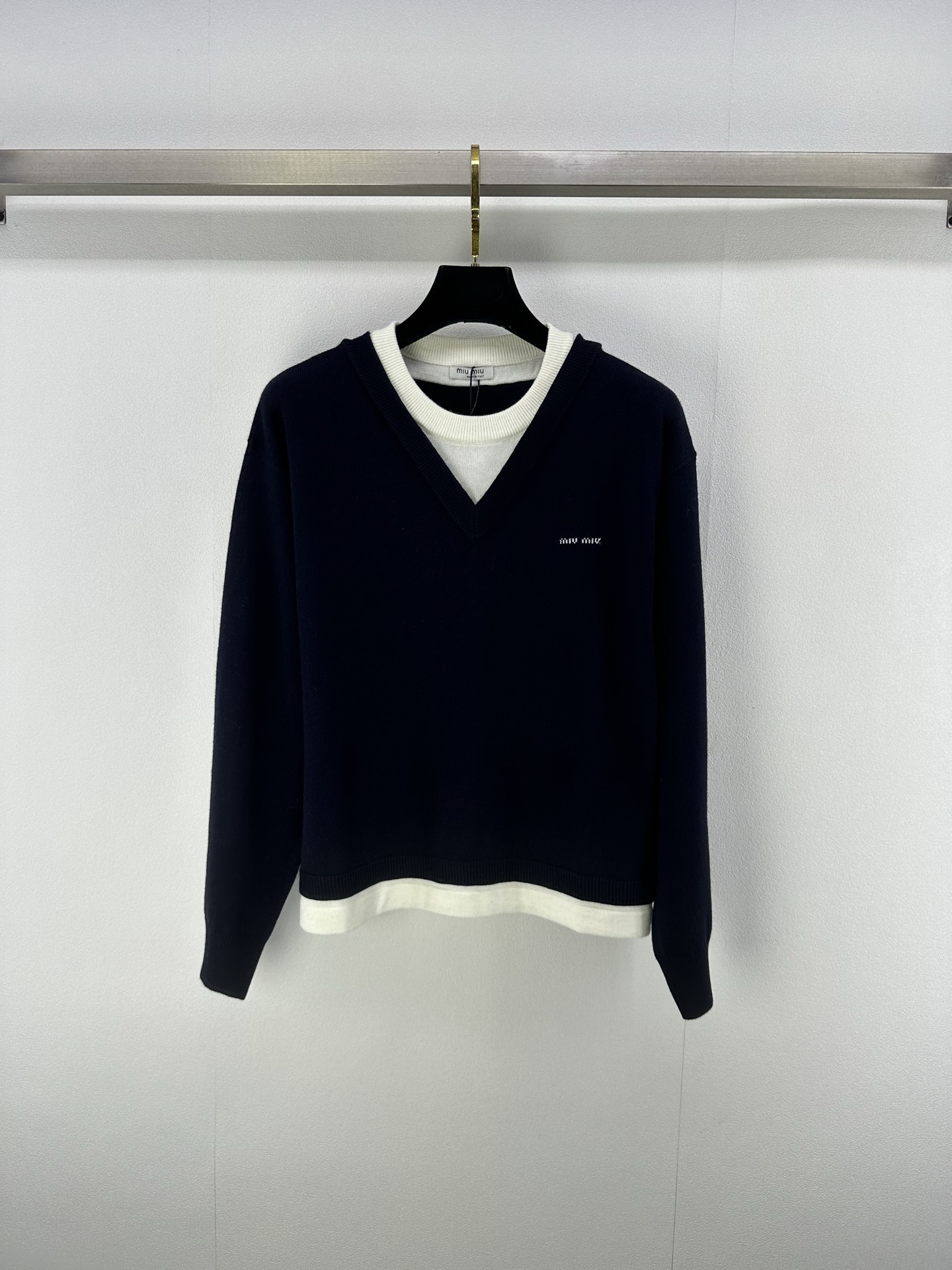 NO:444599,New details on MiuMi* 25 The latest contrasting knitted long-sleeved pullover sweater in early autumn!  Customized wool yarn weaving, elastic and comfortable, breathable and easy to wear, knitted long-sleeved tailoring, beautifying the proportion of head and shoulders, and contrasting colors of the inner circle and outer V to form a fake two-piece layering effect, exposed from the neckline cuffs and hem respectively, letter logo decoration on the chest, strong retro style, short loose style, inclusive body, playful and age-reducing, richer visual effects, freely control the Miu style, age-reducing and fashionable!  3 color 3 code SML, miumiu, sweaters, alexander wang19860909MiuMi*上新细节 25 早秋最新撞色针织长袖套头毛衣！定制羊毛纱线织造 弹力舒适 透气好穿 针织长袖剪裁 美化头肩比例更显瘦 内圆外V撞色形成假两件叠穿效果 分别从领口袖口和下摆露出 胸前字母徽标装饰 复古风格强烈 松身短款版型 包容身材 风格俏皮减龄 视觉效果更丰富 随意驾驭出Miu系风格 减龄又时髦！ 3色3码SML,,miumiu,sweaters,alexander wang,Women's clothing