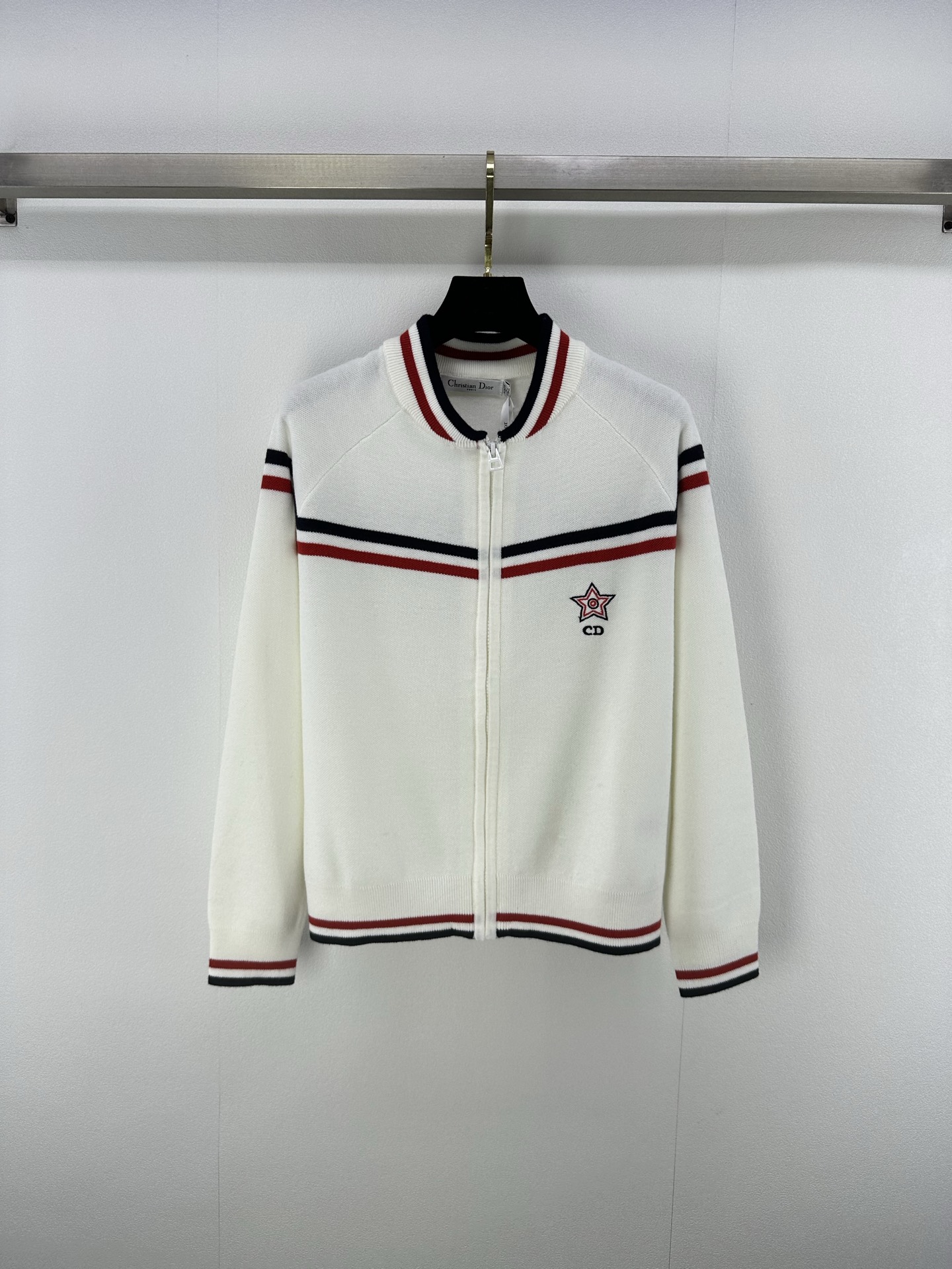 NO:445508,Dio* new details 25 Early autumn new zipper cardigans, wool yarn weaving, dense fine needle craftsmanship, comfortable and elastic, full texture, cardigan zippered shoulder sweater cut, showing the charm of the college style, adding sweetness, five-pointed star letters increase brand style, full Korean style, 2 colors, 3 codes, SML, dior, sweaters, alexander wang19860909Dio*上新细节 25 早秋新品拉链开衫 羊毛纱线织造 密实细针工艺 舒适弹力 质感十足 开衫拉链落肩毛衣剪裁 尽显学院风魅力 增添甜美感 五角星字母增加品牌格调 上身满满韩系范儿 2色3码SML,,dior,sweaters,alexander wang,Women's clothing