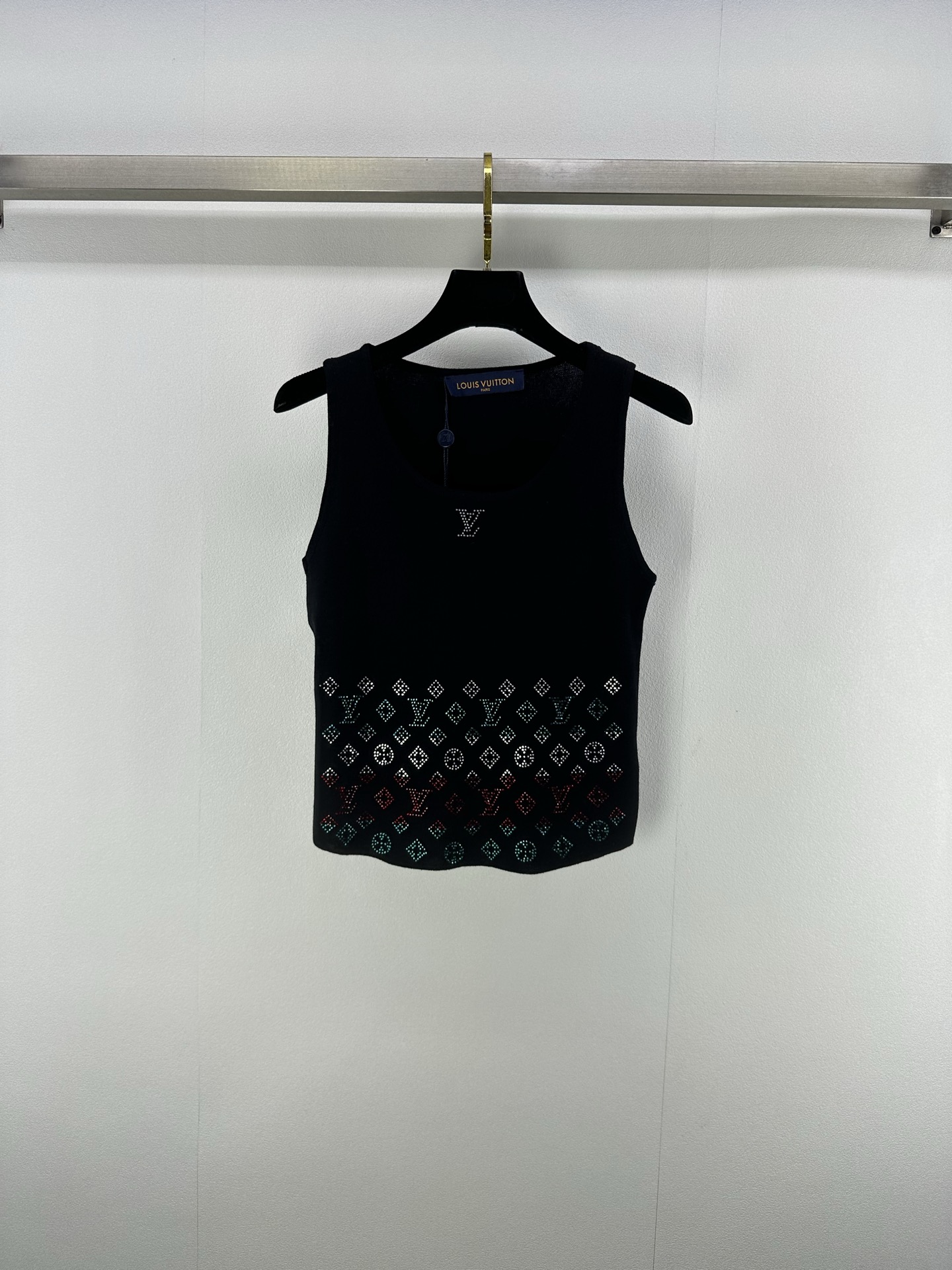 NO:444564,New details on LV* 25 Spring and summer new knitted U-neck iron diamond vest Classic letter logo diamond decoration High-end fashionable exquisite versatile summer essentials 2 colors 3 codes SML, louis vuitton, alexander wang19860909LV*上新细节 25 春夏新款针织U领烫钻背心 经典字母logo印钻装饰 高级时髦精致百搭 夏日炎炎精致穿搭必备单品 2色3码SML,,louis vuitton,alexander wang,Women's clothing